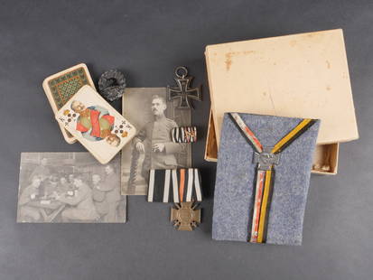Lot de medailles et objets patriotiques allemands ww1. Set of WWI German medals and patriotic items: Lot de medailles et objets patriotiques allemands ww1. Ordenspange avec Croix de Fer Iie Klasse, anneau marque KAG, Ehrenkreuz fur Frontkampfer. Avec le rappel correspondant. Insigne des blesses noir.