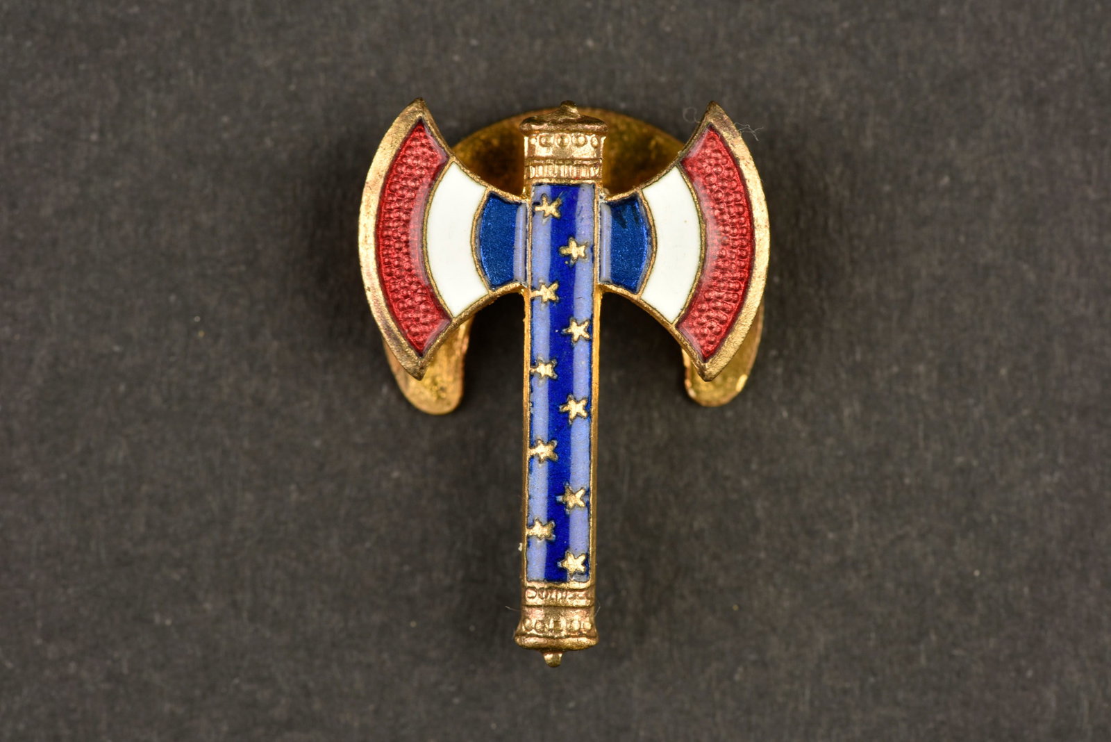 Ordre de la francisque. Order of the Francisque.: Ordre de la francisque en metal emaille, avec attaches demi lune au dos, fabrication Augis Lyon. Francisque order in enamelled metal with crescent-shaped fasteners on the back, manufactured by Augis L
