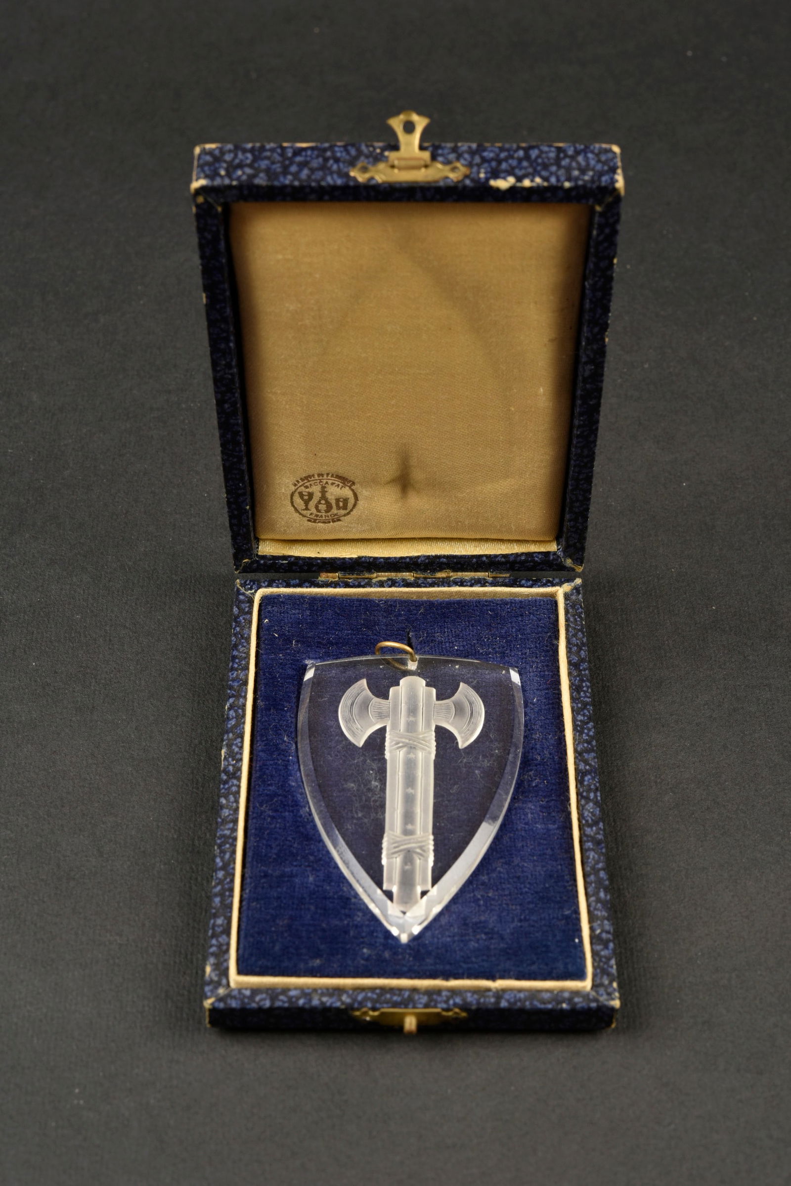 Ecusson a la Francisque en Cristal de Baccarat. Francisque Emblem in Baccarat Crystal (1 of 8)