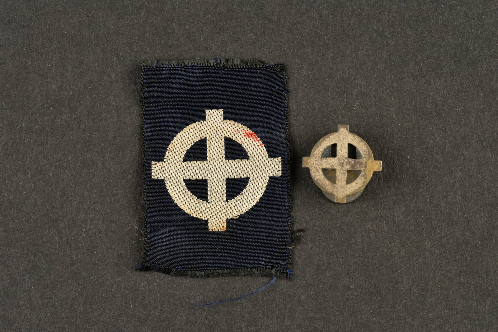 Un ensemble dinsignes des equipes nationales. A set of national team badges.: Un ensemble dinsignes des equipes nationales. Ce lot dinsignes comprend linsigne de beret model tissus ainsi que linsigne de boutonniere en metal. Set of badges from the National Teams. Includes a clo