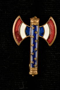 Ordre de la francisque. Order of the Francisque.: Ordre de la francisque en metal emaille, avec epingle a bascule recollee, petit eclat demaille au niveau de la hache de la francisque, fabrication Augis Lyon. Francisque order in enamelled metal with