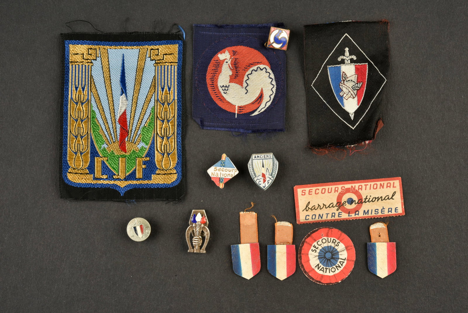 Un lot dinsignes de jeunesse. A lot of youth movement badges.: Un lot dinsignes de jeunesse. Ce lot dinsignes comprend un insignes tisse des compagnons de France, une reduction dinsigne emaille des compagnon de France, un insigne tisse fin de guerre CJF. On y joi