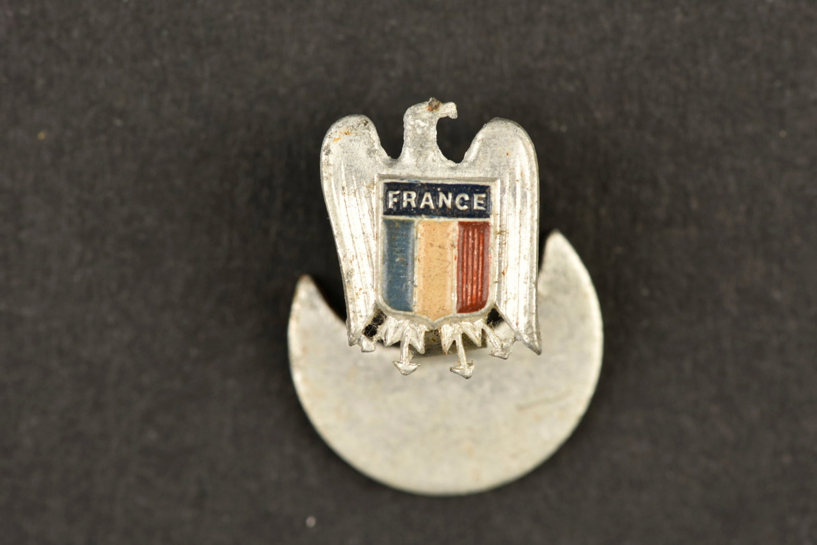 Un insigne des amis de la LVF. A badge of the Friends of the LVF.: Un insigne des amis de la LVF. Insigne de boutonniere en aluminium, un ecu France tricolore en peinture dorigine. Badge of the Friends of the LVF. Aluminum lapel badge featuring a tricolor France shie
