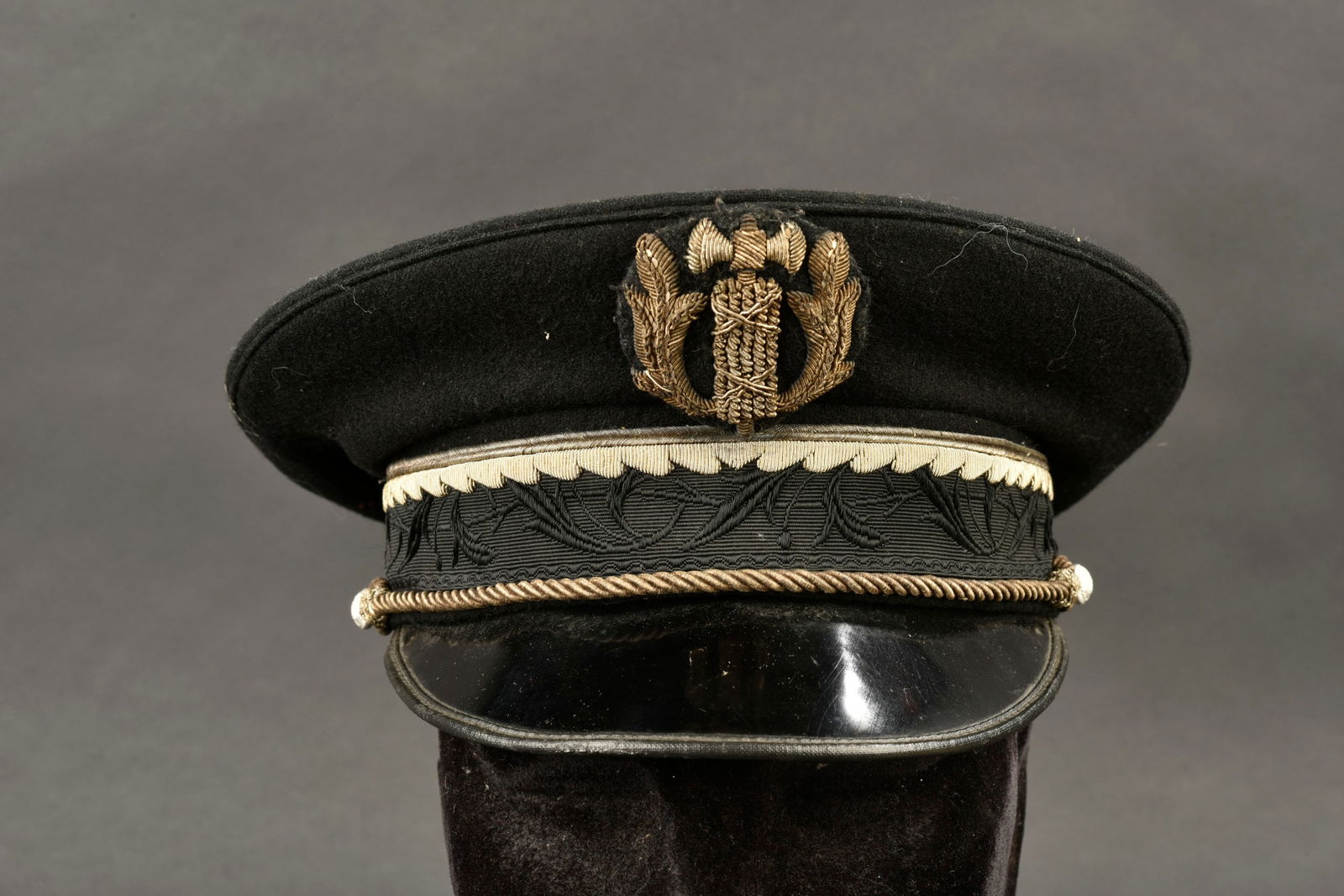 Casquette dun commissaire de 3ieme Classe sous Vichy. Cap of a 3rd Class Police Commissioner under (1 of 13)
