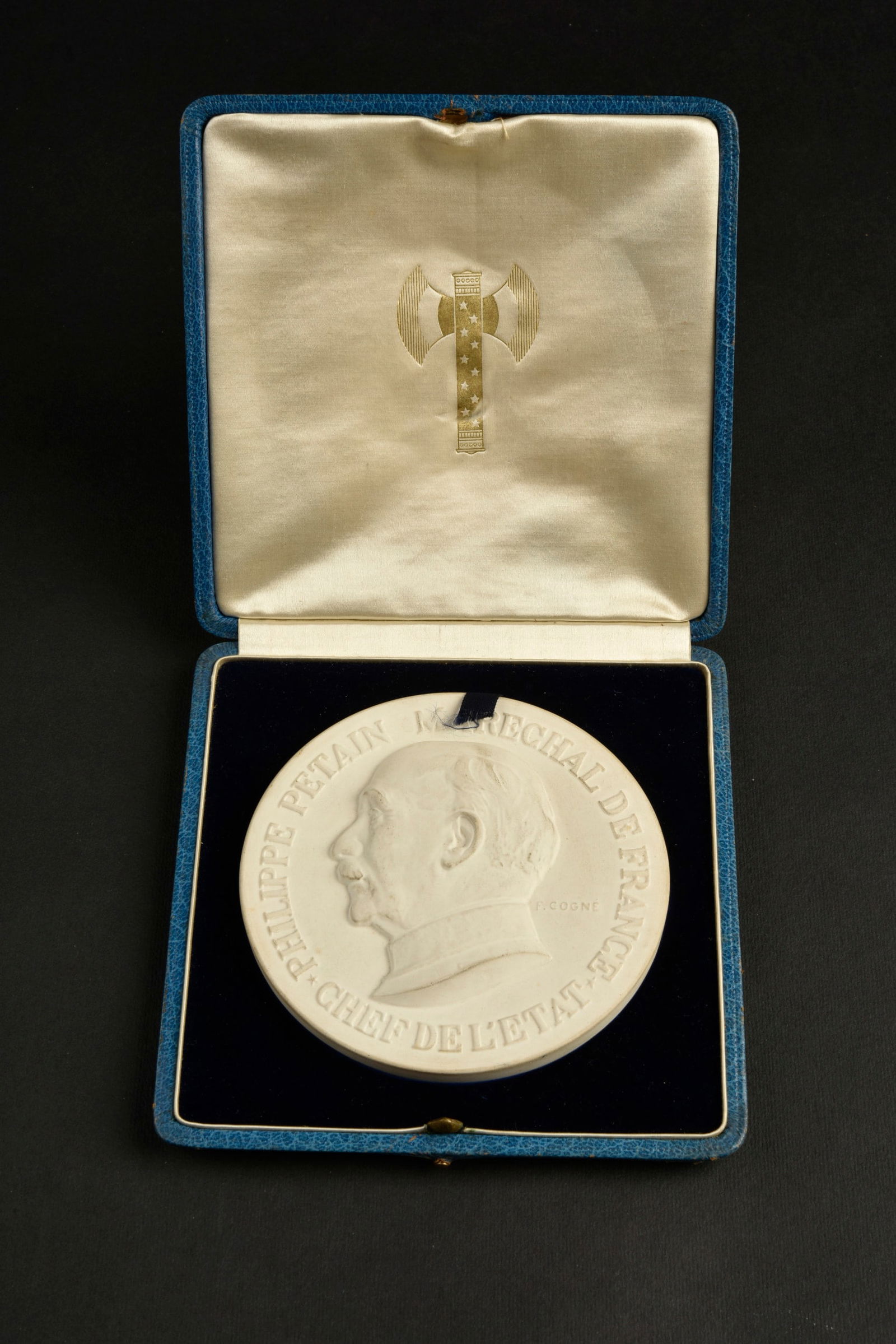 medaillon en Sevres. Medallion from Sevres (1 of 6)