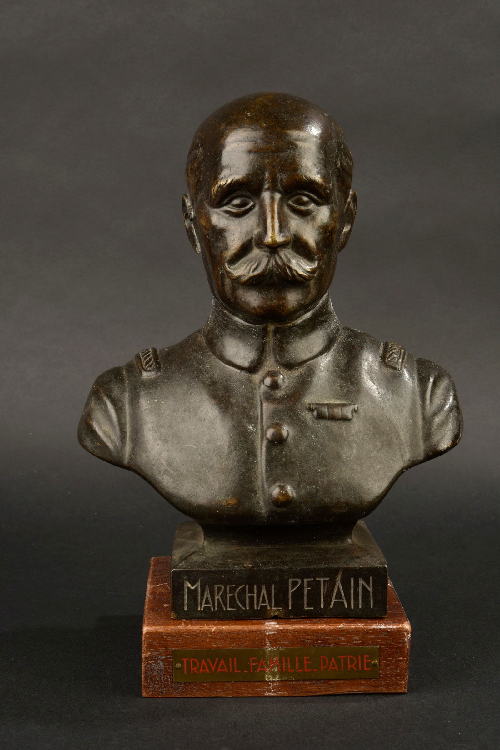 Buste en Bronze du Marechal signe N.G Hoanh. Bronze bust of the Marshal signed N.G Hoanh. (1 of 8)