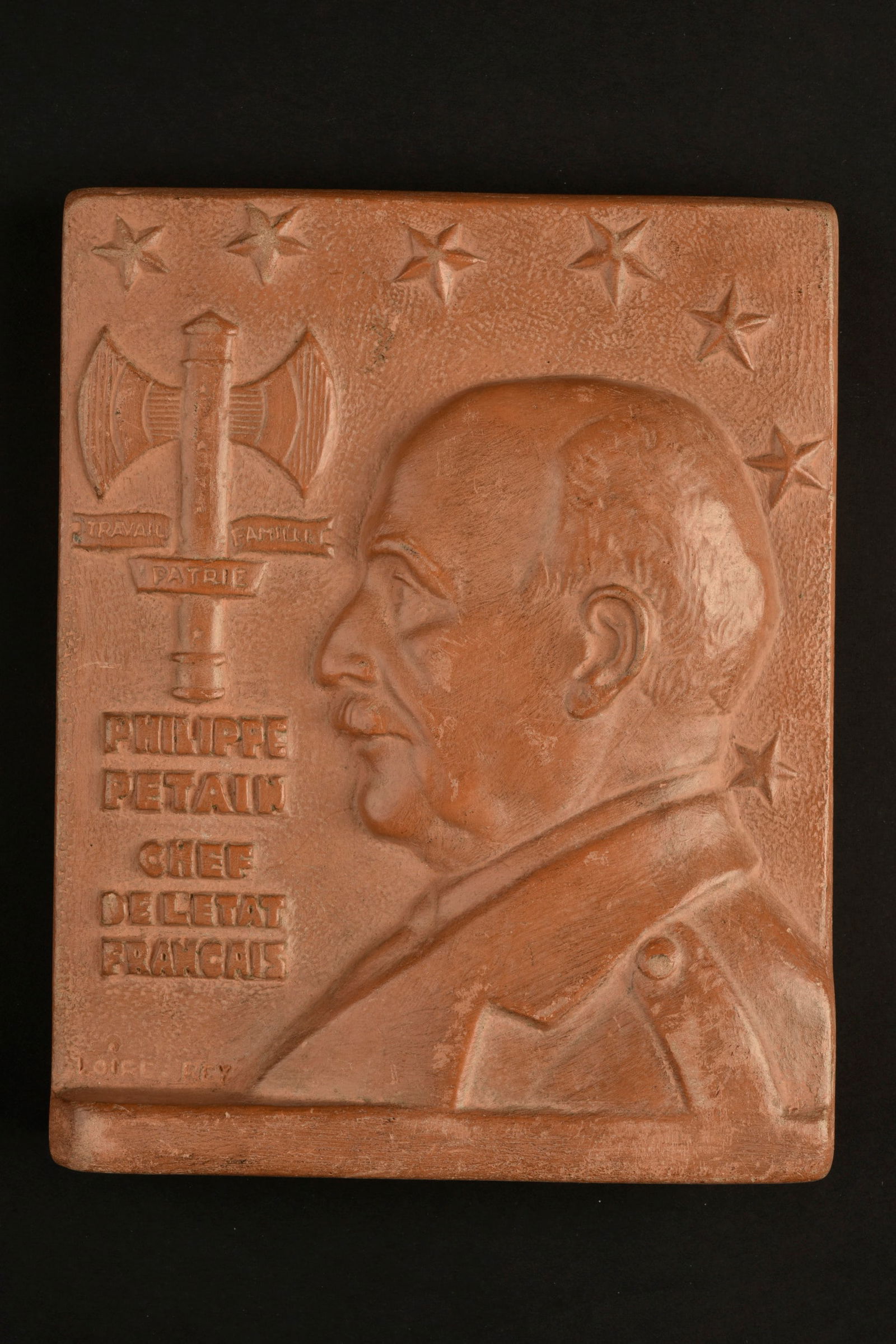 plaque a l’effigie du marechal. Plaque bearing the Marshal’s effigy (1 of 3)