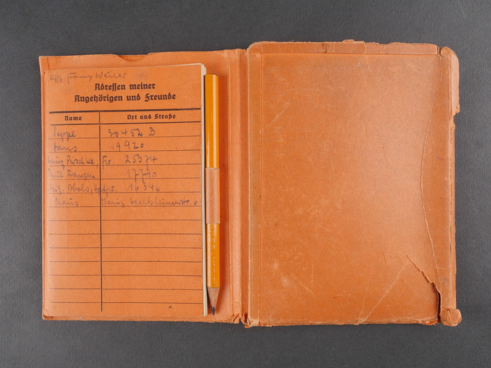 Carnet de l Unteroffizier Franz Weiler. German notebook.: Carnet de l’Unteroffizier Franz Weiler dans une pochette en carton de couleur orange. La couverture est ornee d’un dessin representant le profil d’un soldat de la Heer avec la mention « Fur Uns