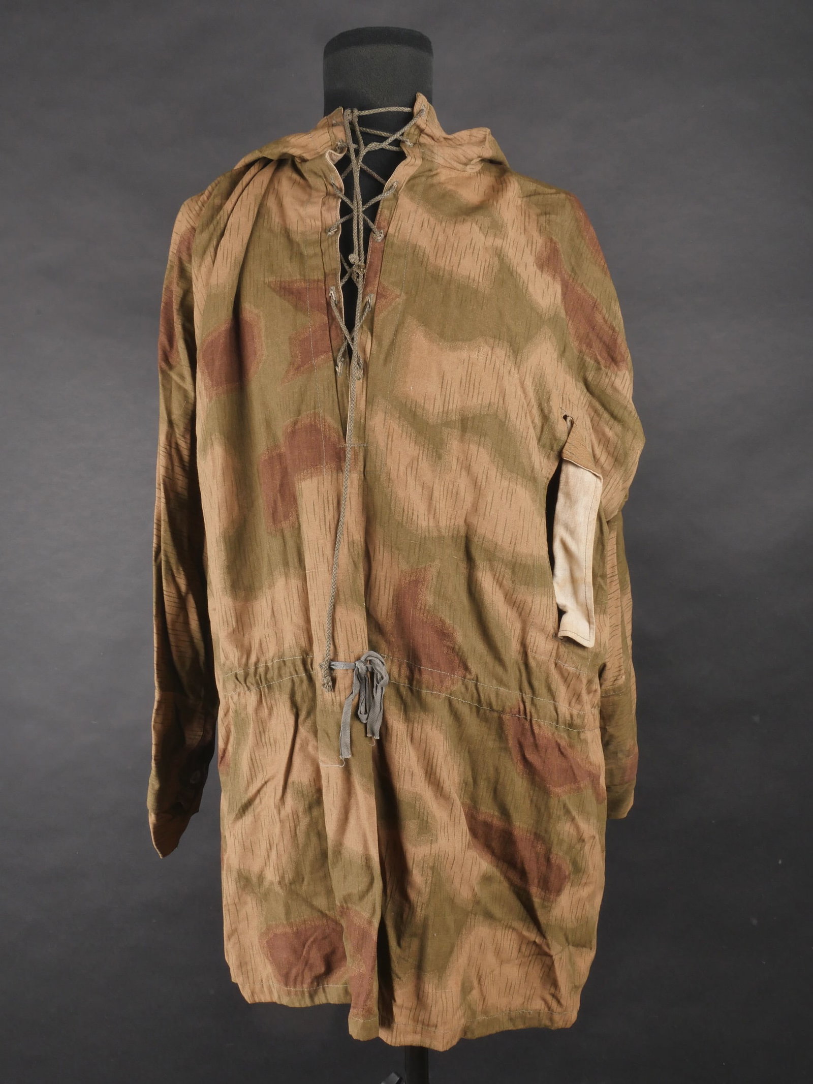 Blouse de tireur d elite. Sniper Smock: Blouse de tireur d’elite en fine toile avec camouflage flou, non reversible. Tous les cordons sont presents. La voilette en tissu camoufle nid d’abeille est presente au niveau de la capuche. Les c