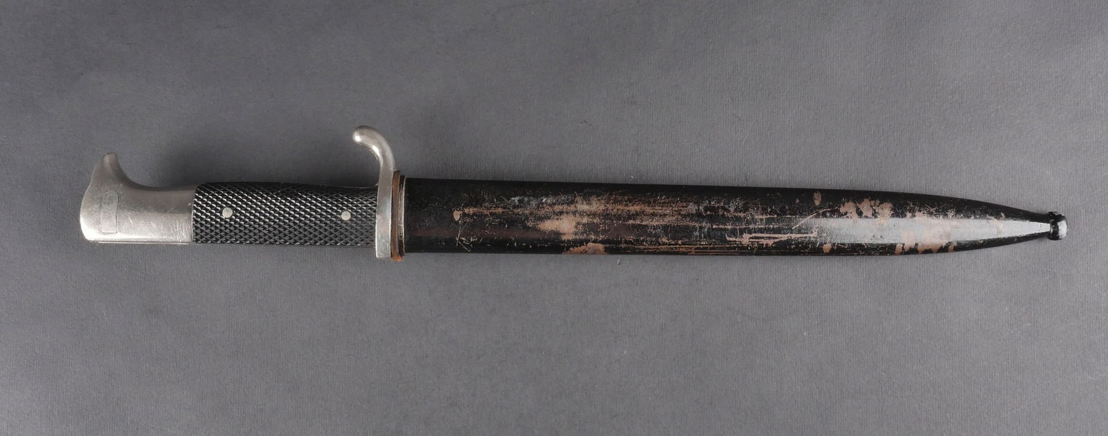Baionnette de parade allemande. German parade bayonet.: Baionnette de parade allemande avec garnitures en metal nickele. Plaquettes en bakelite noire maintenues par deux rivets. Belle lame dans son nickelage d’origine conserve a 90 %. Fabrication WKC. Fo