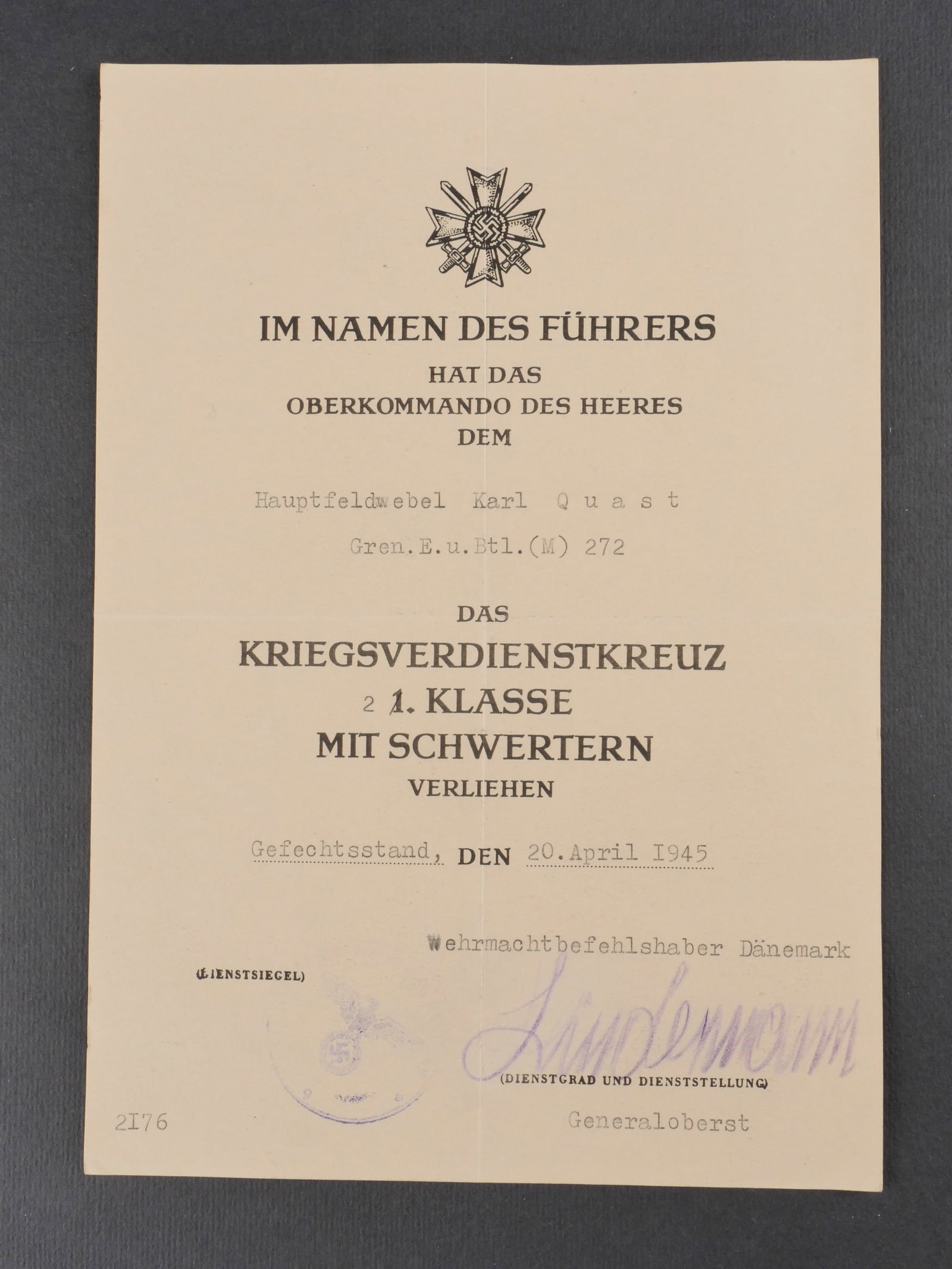 Diplome allemand. German certificates.: Diplome allemand en papier, modele pour l’attribution de la KVK de 2e classe avec epees. Recipiendaire Hauptfeldwebel Karl Quast, Grenadier Ersatz und Bataillon M 272. Diplome delivre le 20 avril 19