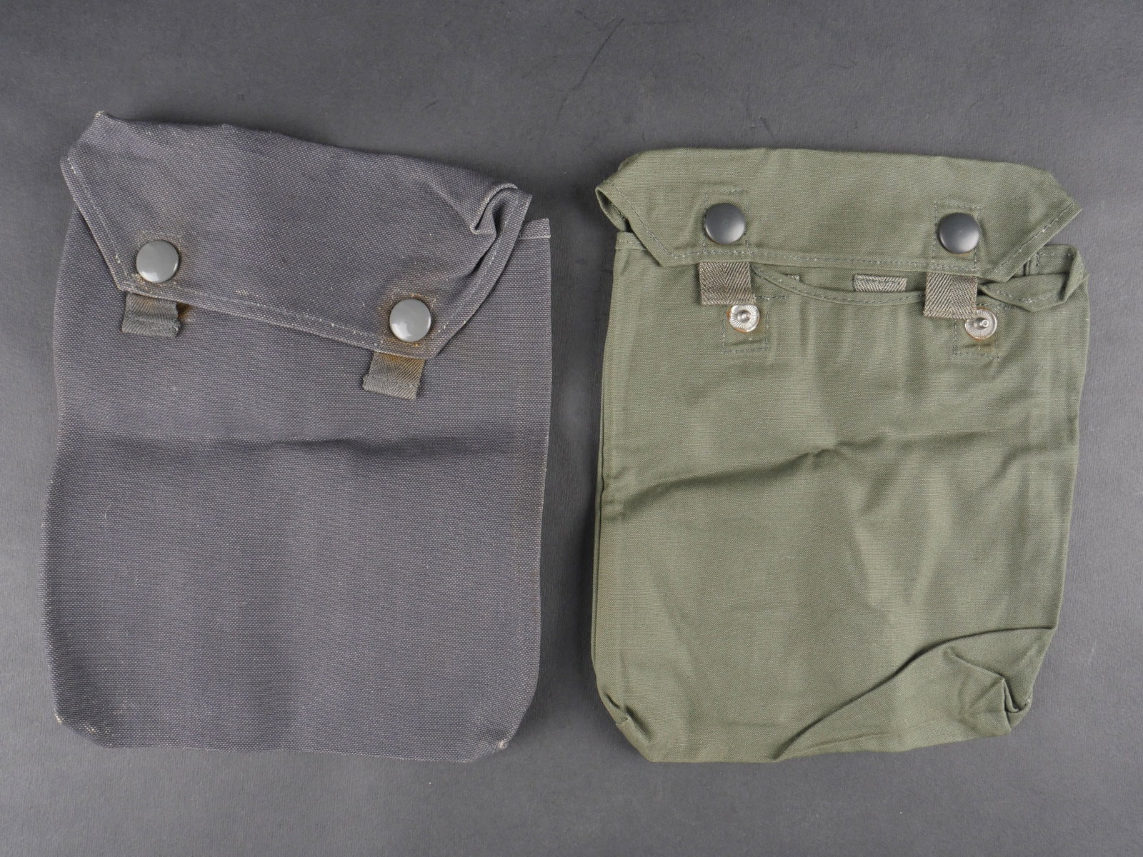 Housses de toile anti-hyperite. German anti-mustard gas fabric covers: Housses pour toiles anti-hyperite comprenant une housse en forte toile gris bleute avec boutons-pression fonctionnels. Marquage WL 40 visible. L’authenticite de cette housse n’est pas garantie. Un