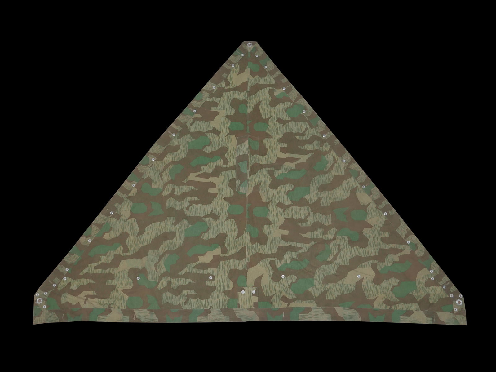 Toile de tente Heer. German tent canvas.: Toile de tente de la Heer en tissu camoufle eclat. La majorite des boutons est presente. Les cordelettes de serrage sont manquantes. Modele rectangulaire. Marquages illisibles. a noter une certaine us