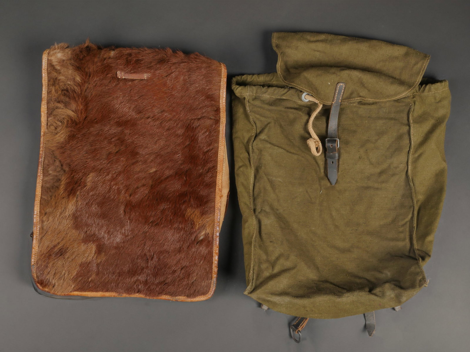 Sacs a dos allemand. German backpacks: Sacs a dos allemands comprenant un sac en poils de vache, confectionne en tissu ersatz beige et cuir marron, avec peau bicolore. Presente quelques manques de poils. Bretelles absentes. Date 1943. Incl