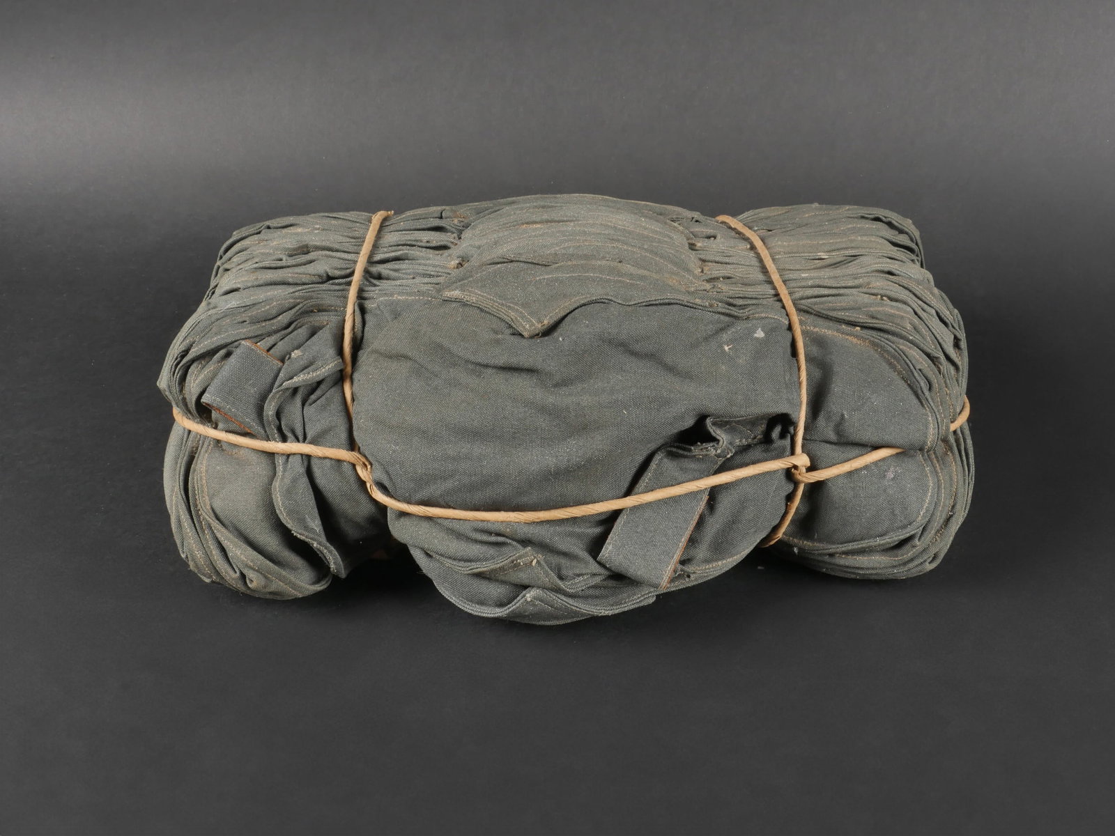 Housses pour filtres de masque anti-gaz. Pouches for gas mask filters: Housses pour filtres de masque anti-gaz allemand. En forte toile Feldgrau. Ensemble lote d origine jamais ouvert. Environ une vingtaine de piece. Cordelette en carton d origine, avec etiquette en toil