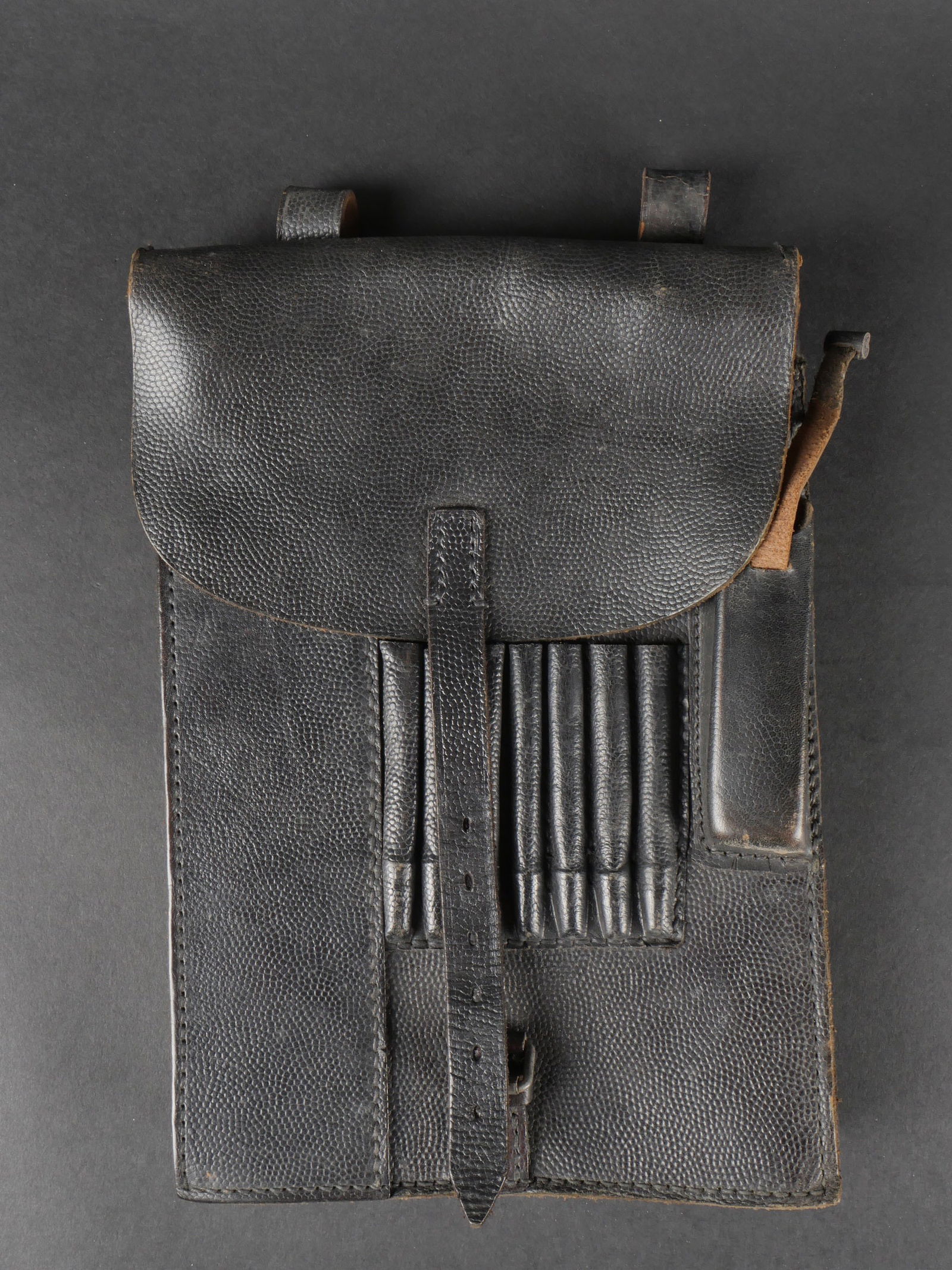 Porte carte allemand. German map case: Porte-carte allemand. En cuir grenele noir. La sangle de fermeture ainsi que les passants arriere sont presents. Marquages illisibles. a noter une certaine usure et patine de la piece. etat II+. Germa