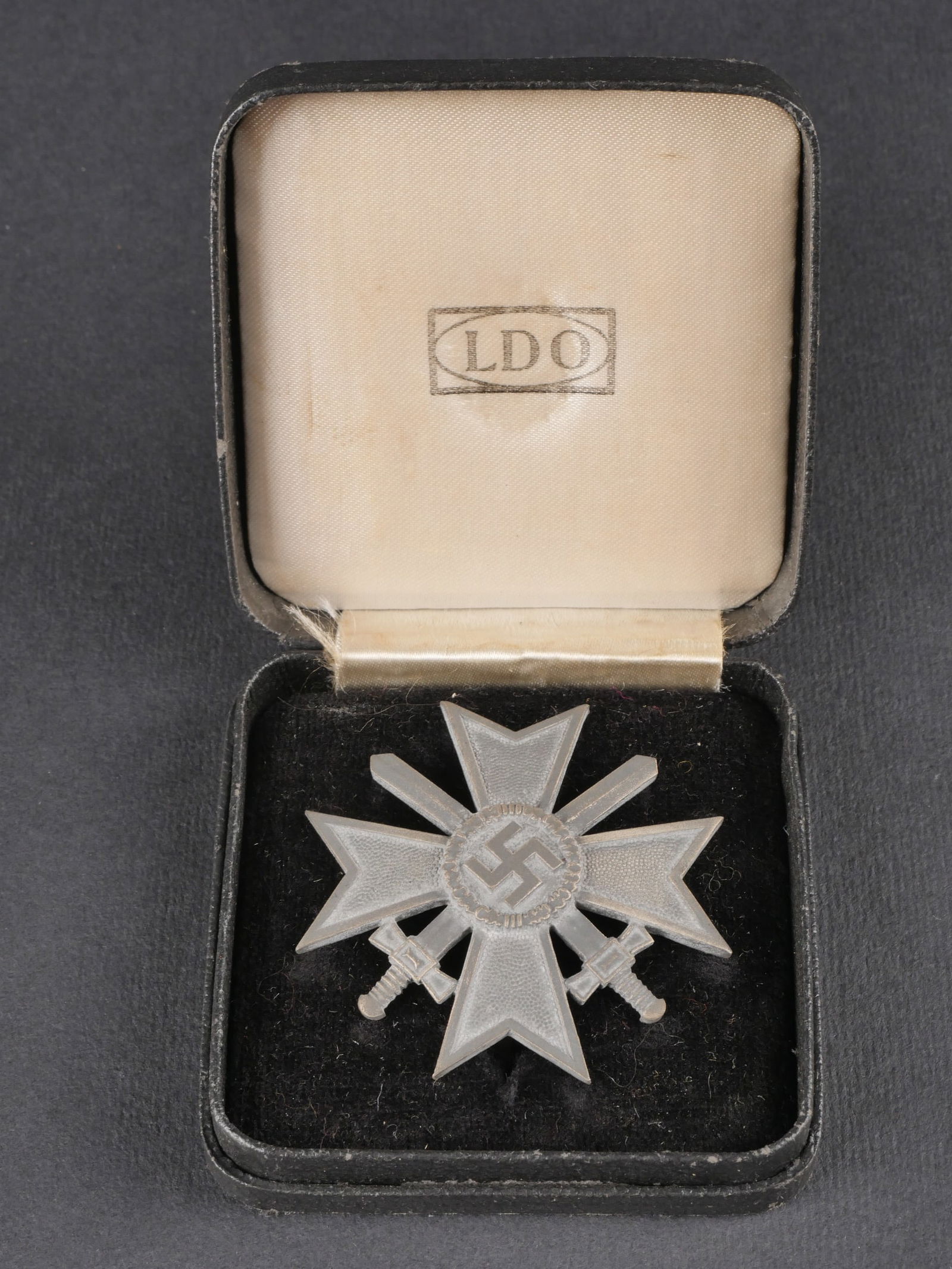 KVK. Kriegsverdienstkreuz.: KVK. Modele bombe de couleur argent. Attache complete. Sans marquage de fabricant. Belle boite LDO complete avec fermoir fonctionnel. a noter une certaine usure et patine de la piece. etat II+. KVK (W