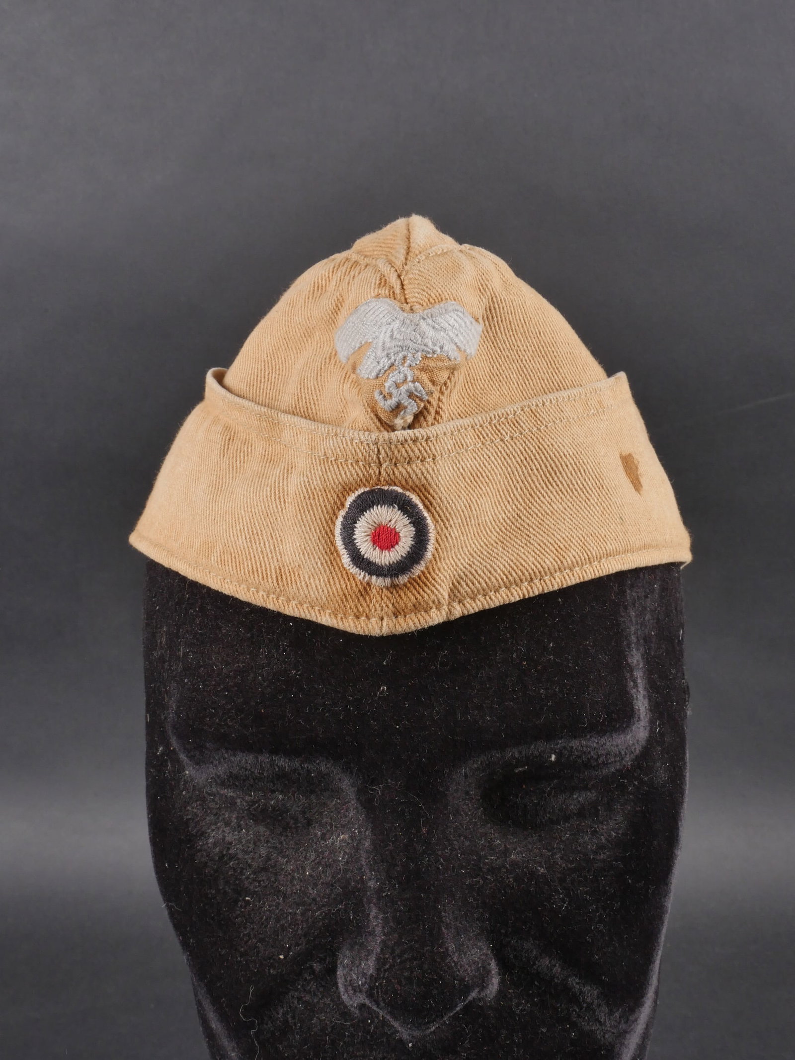 Calot tropical LW. Luftwaffe tropical garrison cap.: Calot tropical de la Luftwaffe en tissu coton beige fortement delave par le soleil. Aigle brode sur fond jaune sable remonte. Cocarde reproduite. Interieur double en coton rouge. Aucun marquage visibl