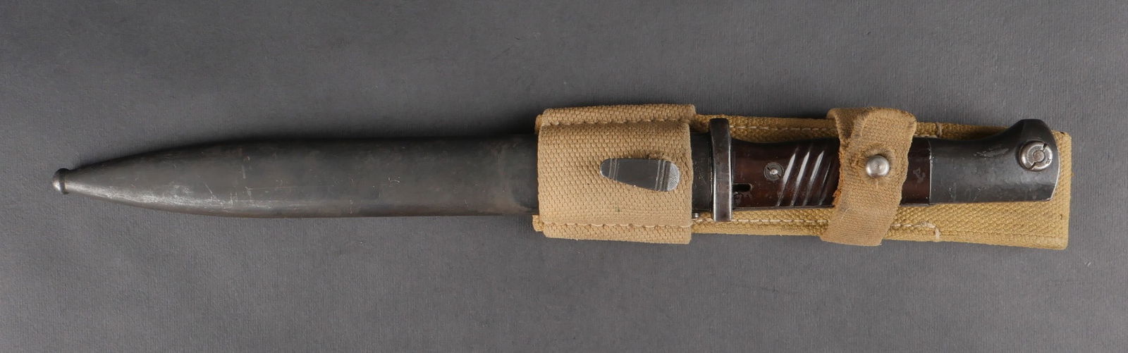 Baionnette Mauser tropicale. Mauser tropical bayonet.: Baionnette de Mauser avec gousset tropical. Garnitures metalliques conservees a 70 % de leur bronzage d’origine. Nombreux aigles Waa visibles au niveau du pommeau. Plaquettes en bakelite. Fourreau e
