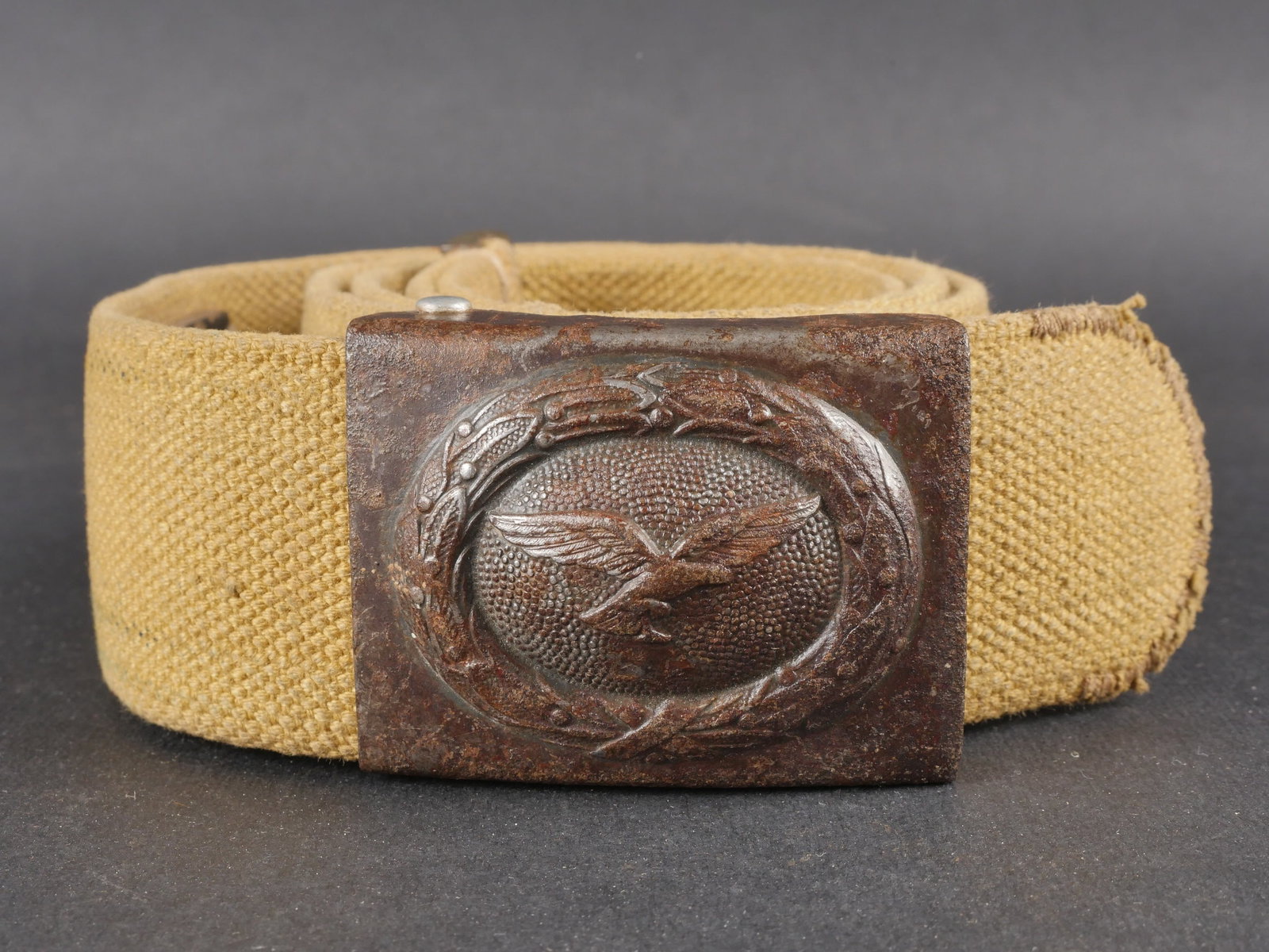 Ceinturon tropical LW. Luftwaffe tropical belt.: Ceinturon tropical de la Luftwaffe en forte toile de couleur jaune sable. Bouclerie en metal avec peinture feldgrau conservee a 80 %. Patte de reglage en cuir complete. Lettre M realisee au pochoir. T