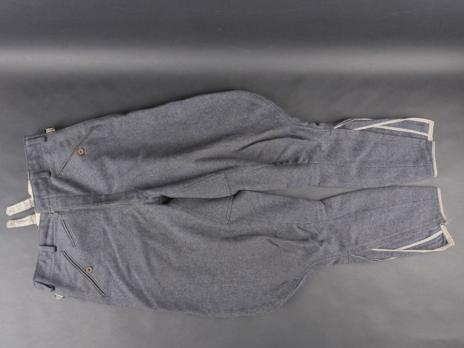 Pantalon culotte de cheval LW. Luftwaffe riding breeches: Pantalon culotte de cheval de la Luftwaffe en epais drap gris-bleu. Tous les boutons sont presents mais de modeles differents. Fermetures a glissiere fonctionnelles au bas des jambes, fabrication Elit