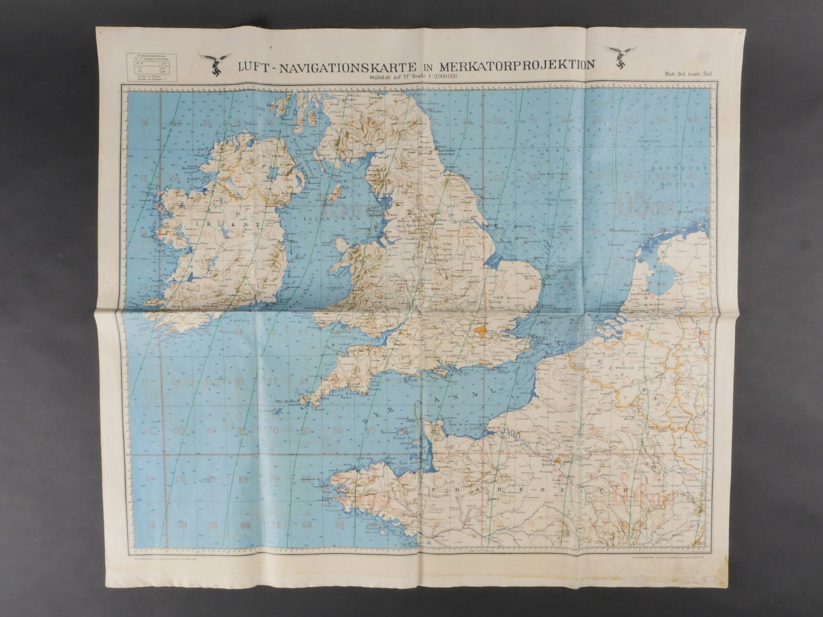 Carte Merkator Luftwaffe. Luftwaffe Mercator map: Carte Merkator de la Luftwaffe. Modele en toile impermeabilisee. Marquages Luft Navigationskarte in Merkatorprojektion. Deux beaux aigles de la Luftwaffe de premier type. Le recto represente la Grande