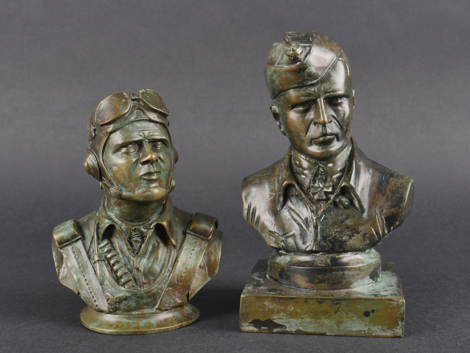 Bustes de pilote allemand. German pilot busts: Bustes de pilote allemand en metal couleur bronze, fabrication en creux. Comprend un buste sur socle d’un pilote de la Luftwaffe decore de la Ritterkreuz, hauteur 11 cm, ainsi qu’un second buste e