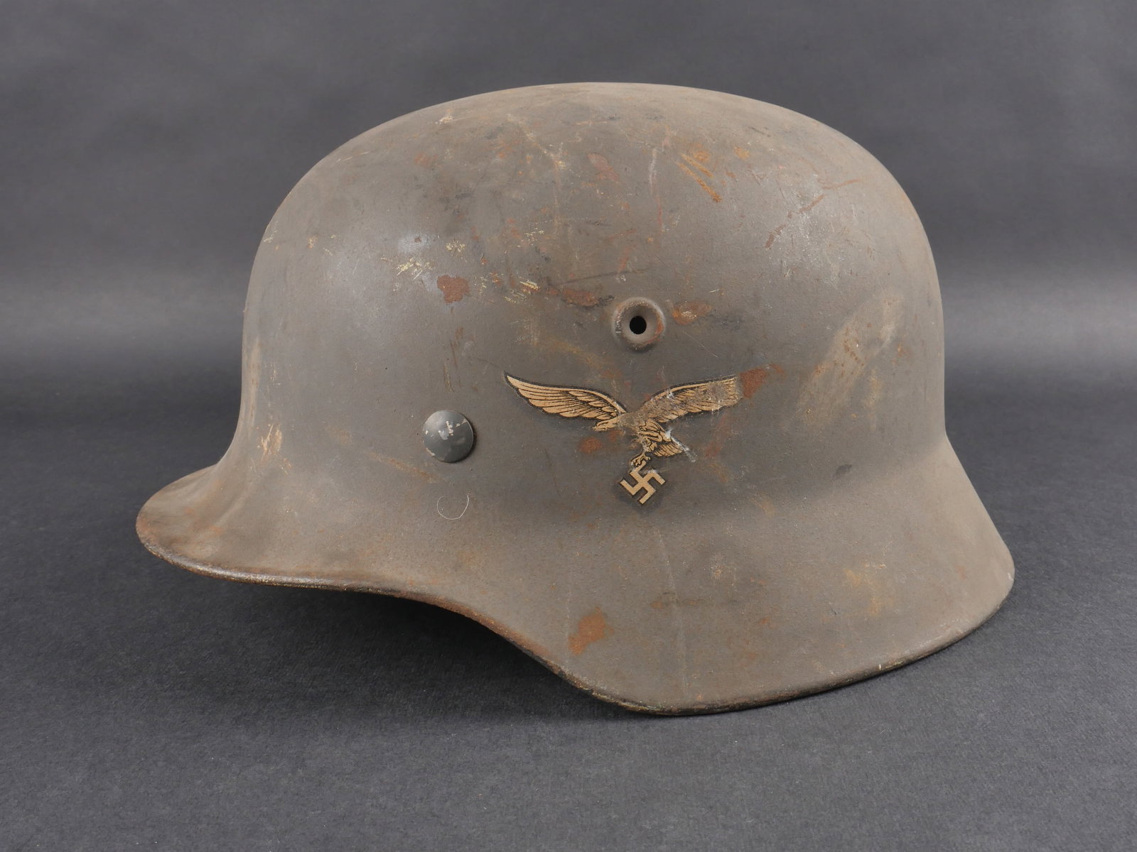 Coque de casque LW. Luftwaffe shell helmet.: Coque de casque de la Luftwaffe de type M-40, fabrication Q66, numero de lot 1887. Cerclage complet. Coiffe en cuir manquante. Trois rivets presents. Peinture exterieure conservee a 70 %. Aigle de la 
