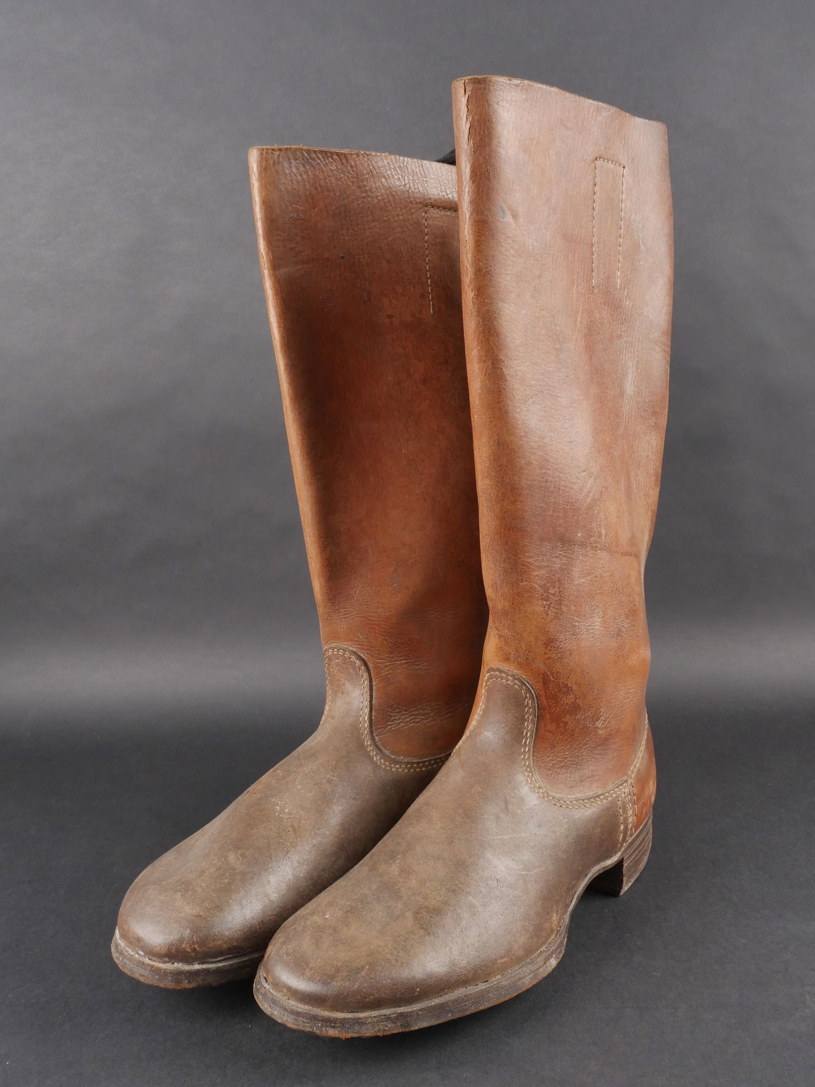 Bottes de la Luftwaffe. Luftwaffe boots: Bottes de la Luftwaffe. En cuir marron, paire homogene. Tiges hautes. Cuir bicolore, marron clair et marron fonce. Semelles en cuir cloutees, marquees 28. Talons en cuir ferres, fers marques 9R. Marqu