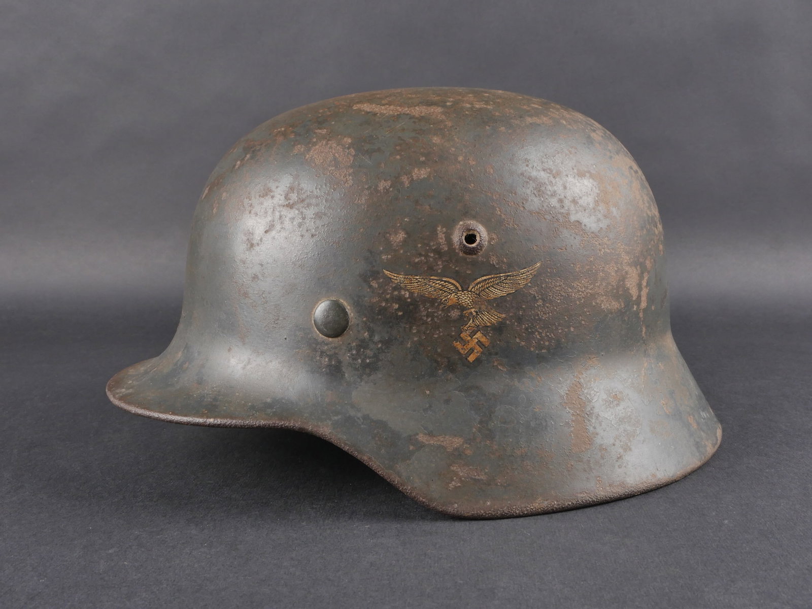 Casque de la Luftwaffe. Luftwaffe helmet.: Casque de la Luftwaffe. Coque M35. Fabrication ET64, numero de lot 4164. Coiffe en cuir presente avec quelques manques. Cordon de serrage absent. Jugulaire en cuir complete datee 1938. Peinture gris-b