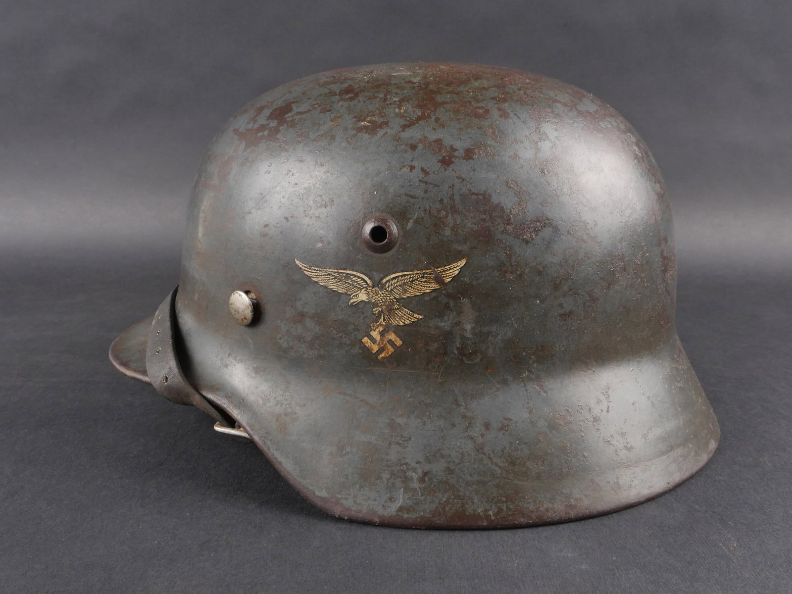 Casque de la Luftwaffe. Luftwaffe helmet.: Casque de la Luftwaffe a double insigne. Coque M35, fabrication ET 64, numero de lot 4213. Coiffe en cuir complete avec marques d’usure. Jugulaire datee 1939. Cuirs fortement graisses. Peinture exte
