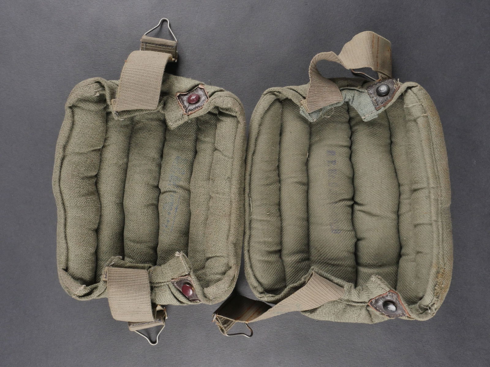 Genouillere parachutiste allemand. German paratrooper knee pad: Genouilleres de parachutiste allemand. Paire homogene en tissu rembourre Feldgrau. elastiques souples et complets, attaches egalement presentes. Marquages illisibles. a noter une certaine usure et pat