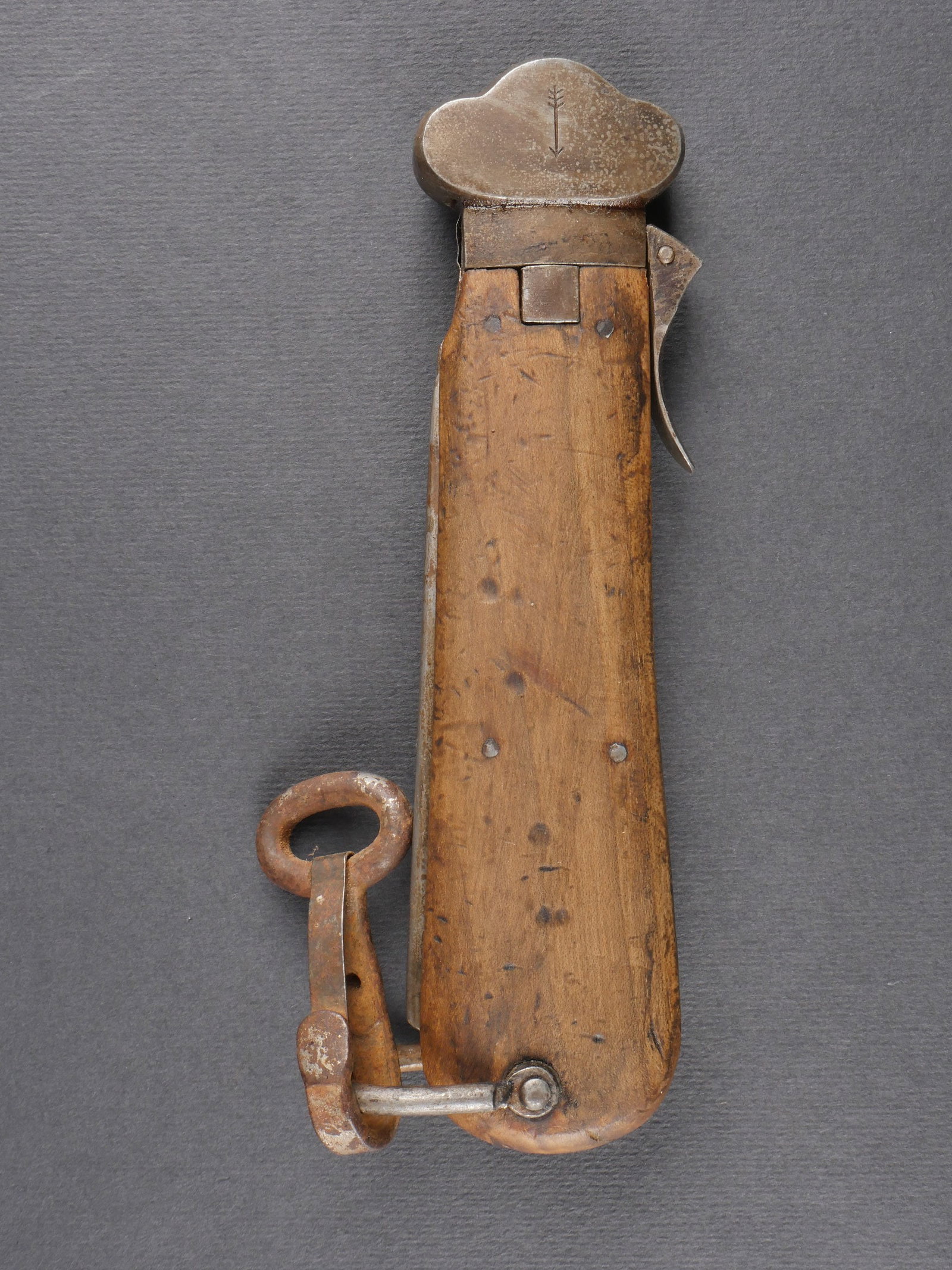Couteau de parachutiste allemand. German paratrooper gravity knife: Couteau de parachutiste allemand. Garnitures metalliques. Le systeme de verrouillage de la lame est fonctionnel. Plaquettes en bois. L anneau grenadiere est complet. Belle lame de fabrication Solingen
