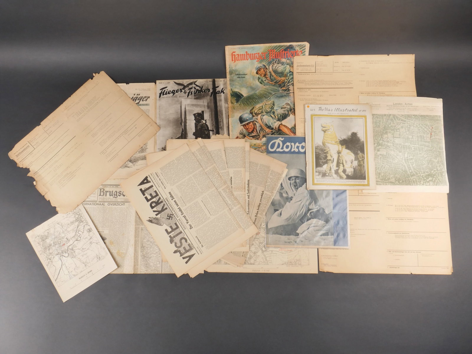 Journaux Kreta. Kreta newspaper.: Journaux Kreta. Ensemble comprenant un magazine intitule Flieger Funker Flak, date du 19 juin 1941, un journal Fallschirmjager, date de fevrier 1945, un magazine Hamburger Illustrierte du 14 juin avec
