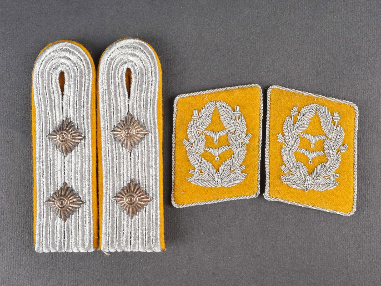 Insignes de la Luftwaffe. Luftwaffe insignia.: Insignes de la Luftwaffe comprenant une paire homogene de pattes d’epaule de Hauptmann, plateau en drap jaune indiquant le personnel volant ou parachutiste, deux clous de grade metalliques, jamais m