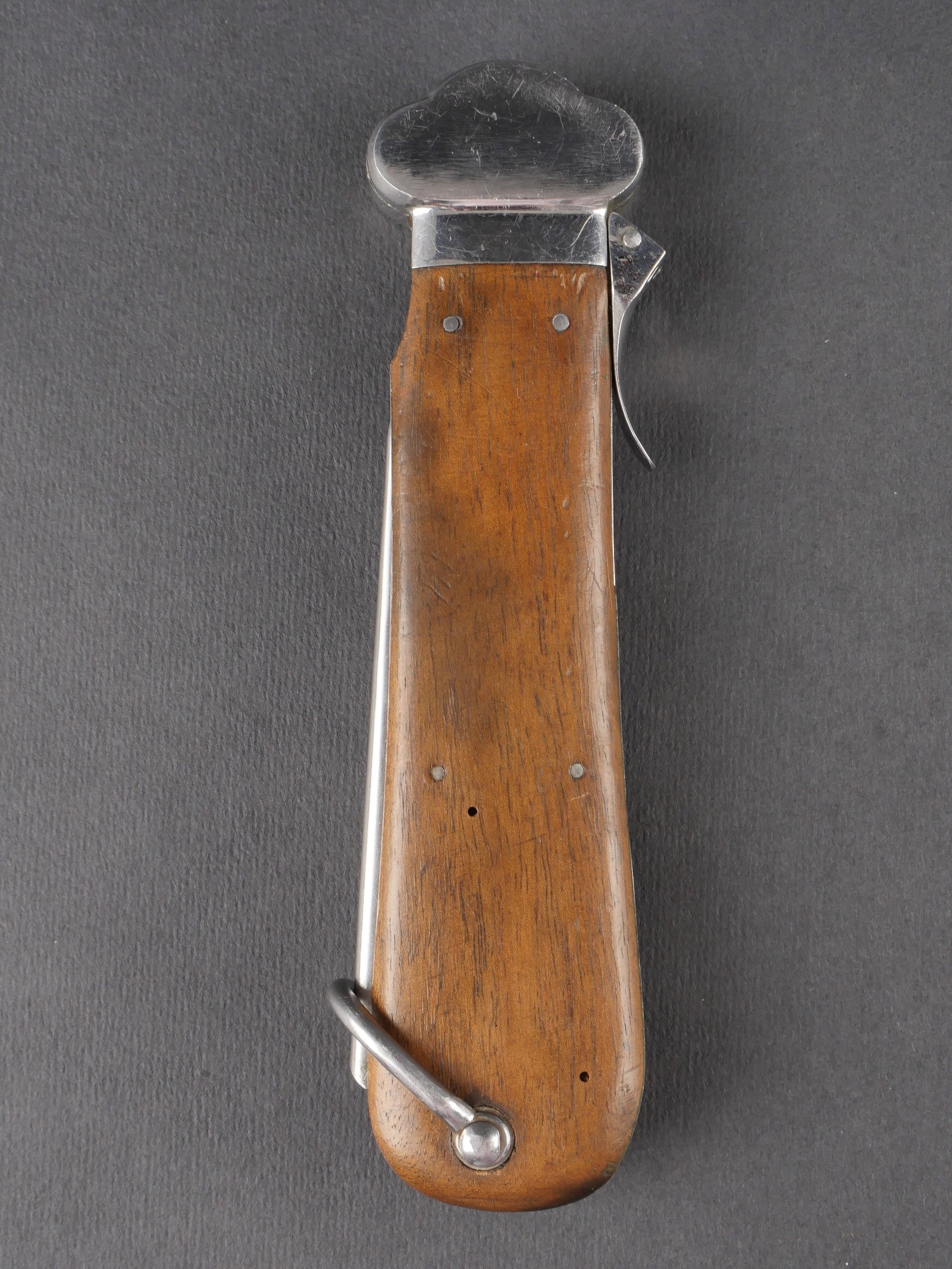 Couteau de parachutiste allemand. German paratropper knife.: Couteau de parachutiste allemand avec garnitures en metal nickele, plaquettes en bois, modele non demontable. Anneau grenadiere complet. Quelques fissures visibles dans le bois. Poincon Luftamt 5 visi