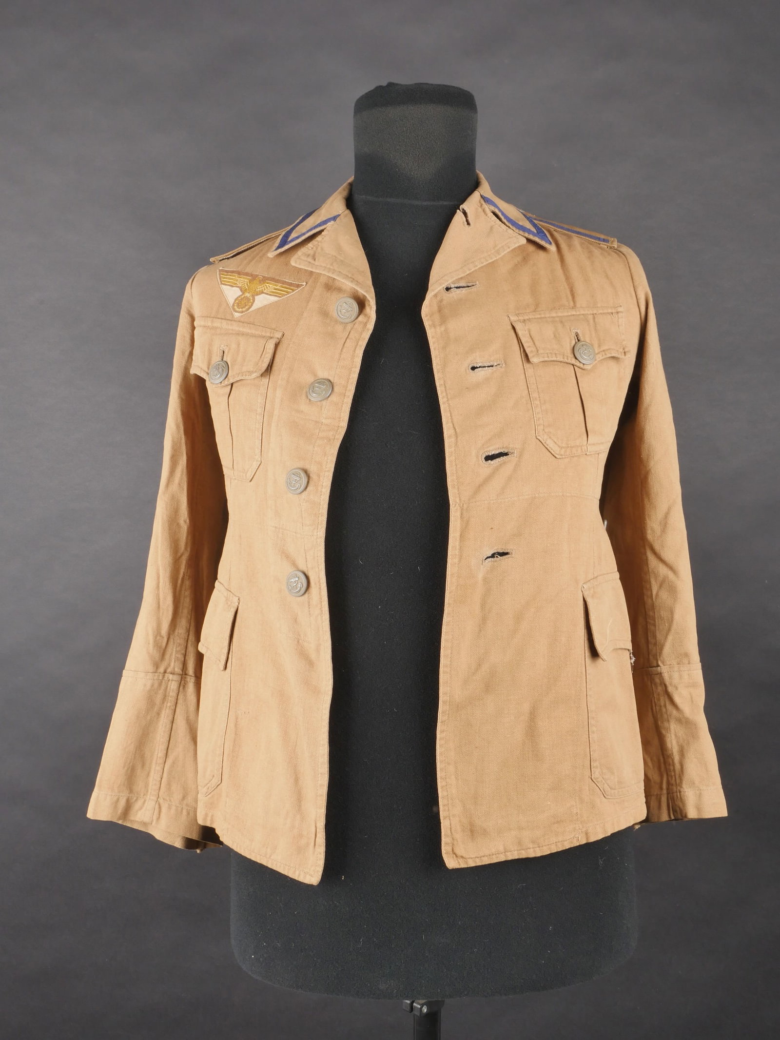 Vareuse tropicale de la Kriegsmarine. Kriegsmarine tropical jacket.: Vareuse tropicale de la Kriegsmarine. Confectionnee en toile de coton beige, teinte tropicale. Tous les boutons sont presents, en couleur d’origine et marques de l’ancre de marine. Galon bleu mari