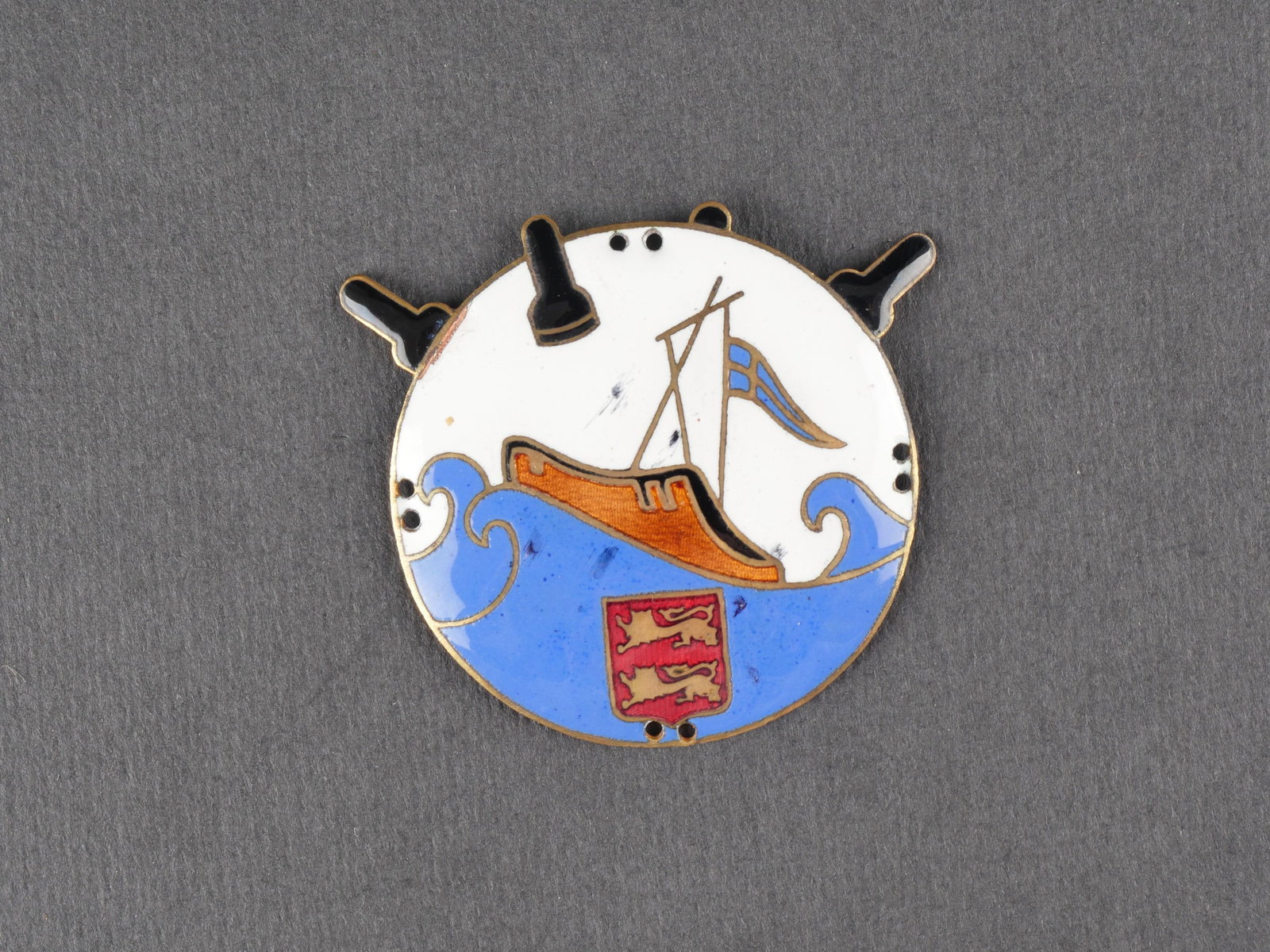 Insigne 2 Vorpostenflottille.: Insigne de la 2. Vorpostenflottille en metal emaille, fabrication bombee. Quelques manques dans l’email. Huit points de fixation. Sans marquage fabricant visible. Insigne destine a une coiffure de l