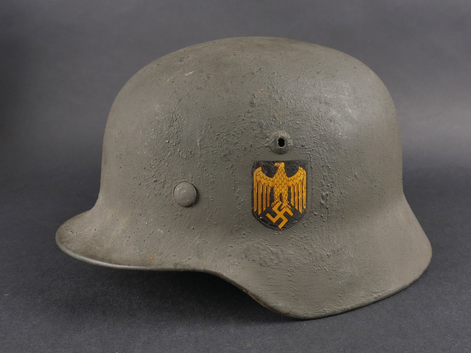 Casque Kriegsmarine. Kriegsmarine Helmet.: Casque de la Kriegsmarine, modele M-35, fabrication NS66, numero de lot 5482. Coiffe en cuir complete avec cordon de serrage. Taille illisible. Jugulaire en cuir complete datee 1938. Peinture exterieu