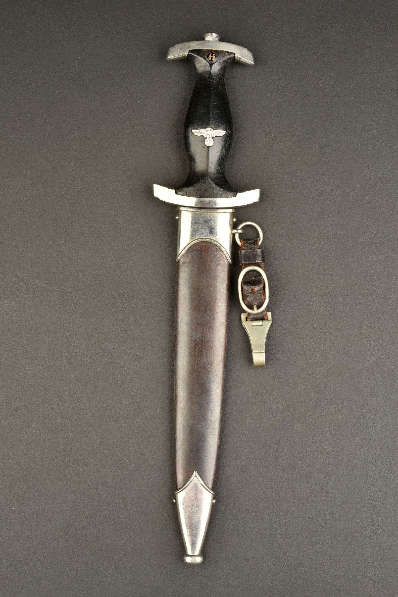 Dague SS Himmler. German SS Himmler dagger.: Dague SS Himmler. Garnitures en metal nickele. Poignee en bois noire. Aigle et insigne SS montes d origine. Garde portant le numero 107. Belle lame partiellement usee presentant la devise Meine Ehre H