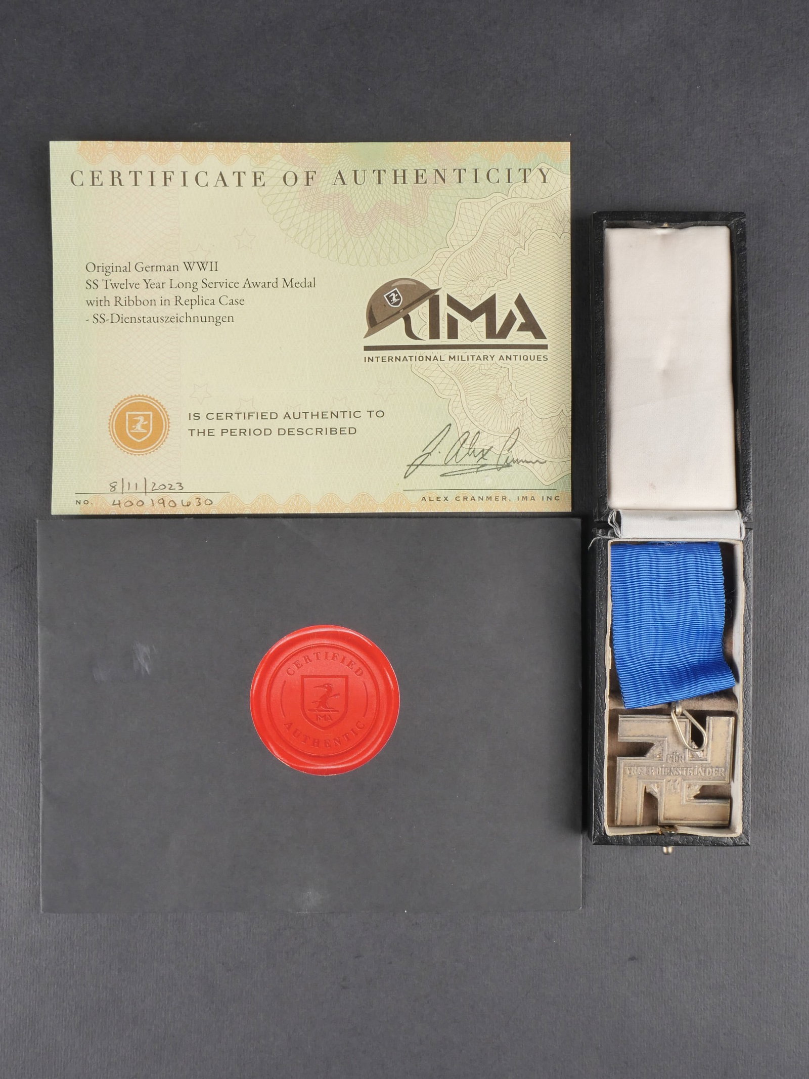 Medaille de service dans la SS. SS long service medal.: Medaille de service SS pour 12 ans, dans boite de reproduction complete avec fermoir. Couvercle grave runes SS. Interieur double satinette blanche et velours gris. Ruban bleu non garanti d’origine. 
