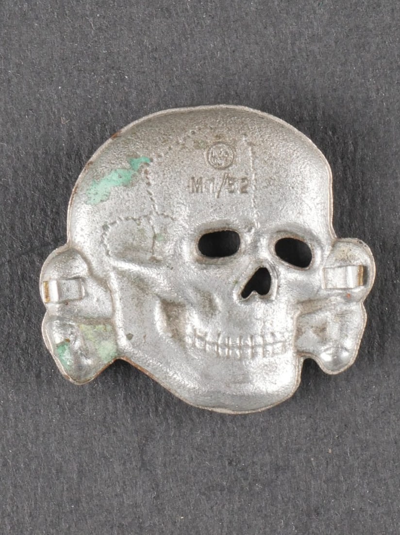 Insigne SS croate. Croatian SS badge.: Insignes SS Croate comprenant un insigne brode du drapeau croate sur drap noir, jamais monte. Une tete de mort en metal sans attaches. Fabrication RZM M1/52. Usure et patine visibles. etat II+. Croati