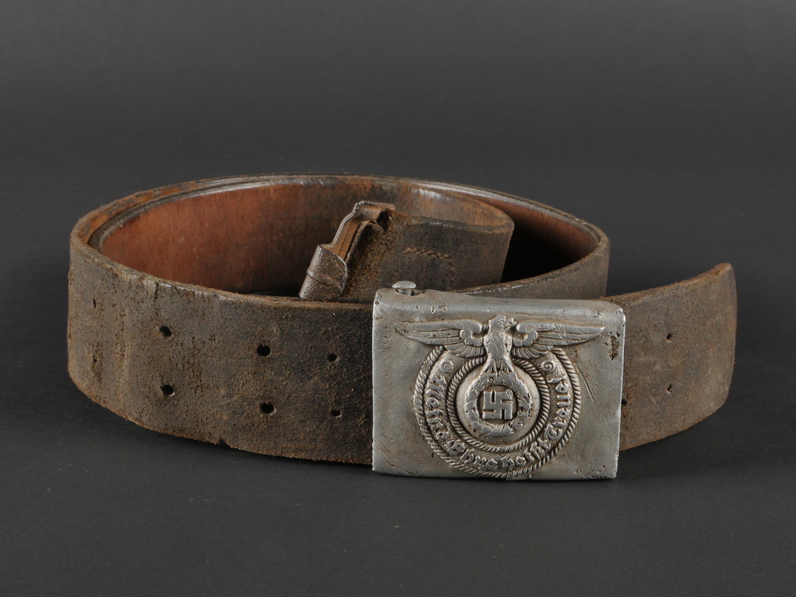 Ceinturon SS. SS Belt.: Ceinturon de la Waffen-SS. Ceinturon en cuir noir sans patte de reglage. Bouclerie en metal sans marquages visibles. Taille 110. Boucle SS troupe issue de fouilles, avec un ardillon casse. Marquages R
