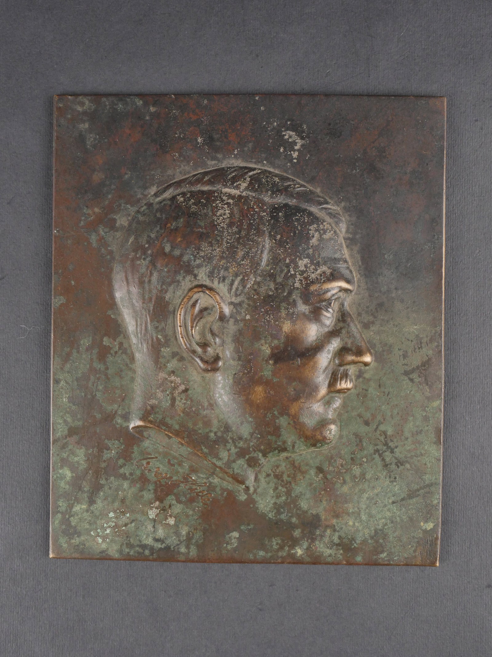 Plaquette du Chancelier allemand. Plaque of the German Chancellor.: Plaquette en metal bronze a profil creux representant le Chancelier allemand en relief. Dimensions 17 × 20 cm. Patine ancienne et oxydation. etat II+. Bronze metal plaque with recessed profile repres