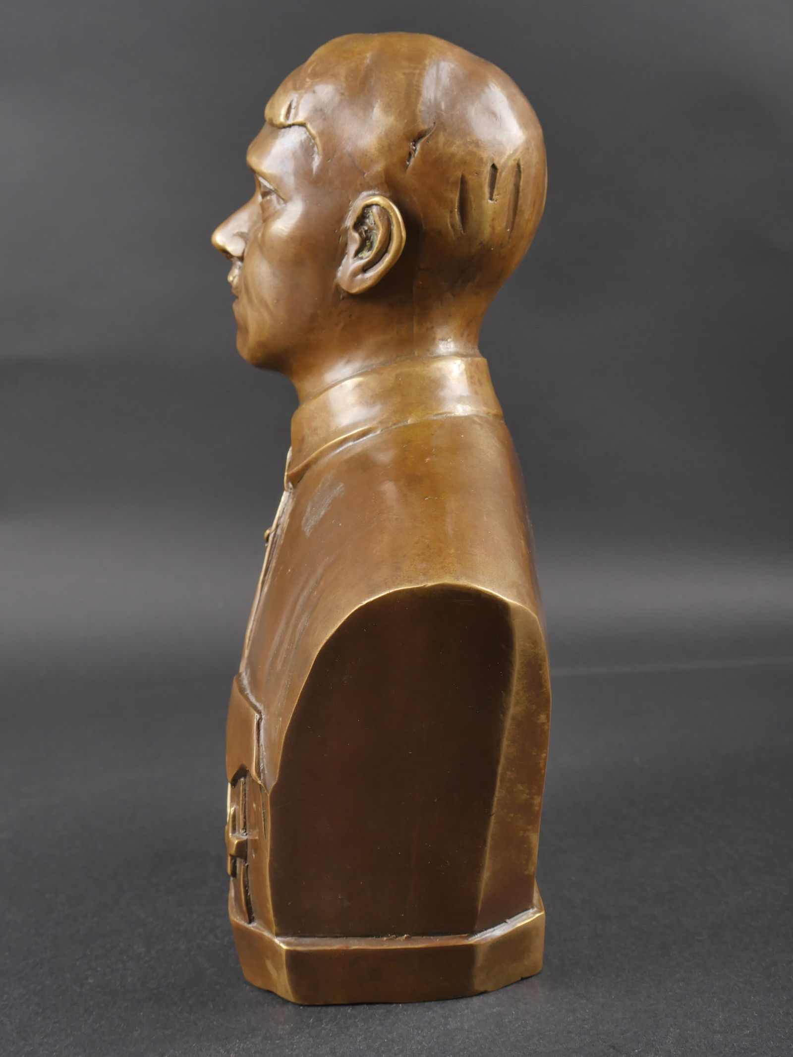 Buste du Chancelier allemand. Bust of the German Chancellor.: Buste du Chancelier allemand. En metal, couleur bronze. Sans signature d artiste visible. A noter une certaine usure et patine de la piece. Etat II+. Bust of the German Chancellor. Made of metal, bron