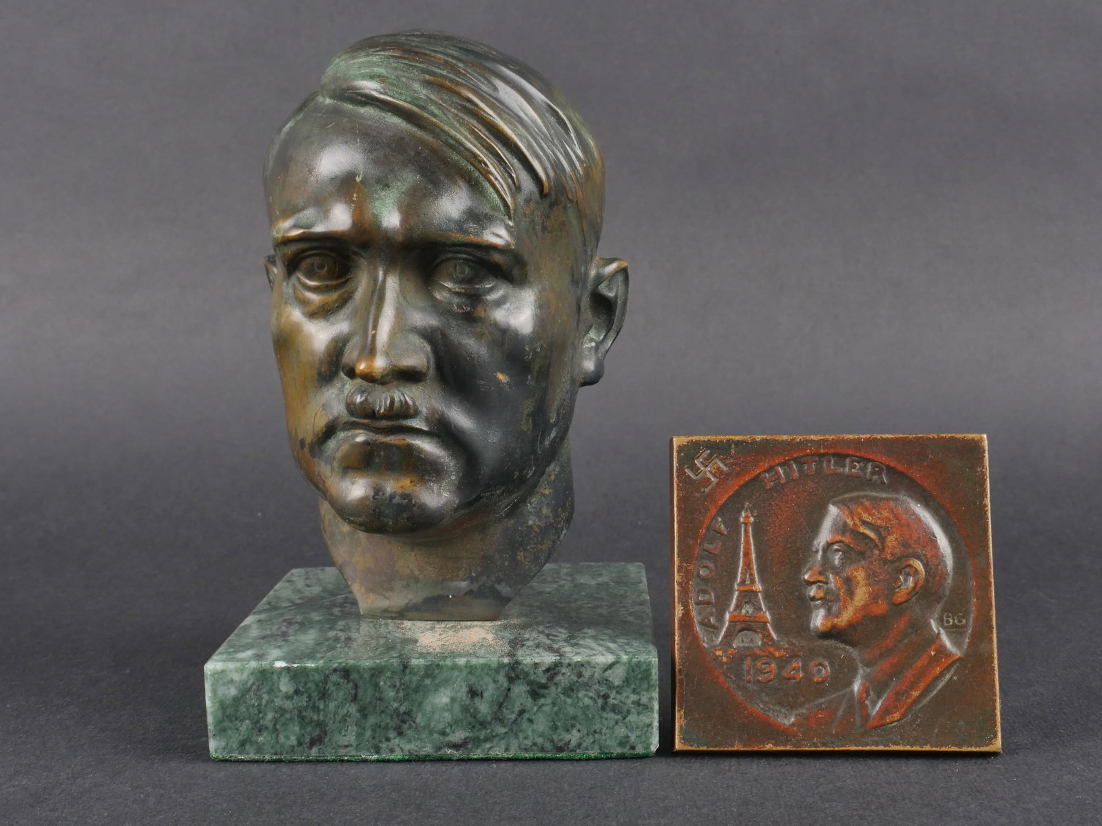 Bustes du Chancelier allemand. Busts of the German Chancellor.: Ensemble de bustes du Chancelier allemand comprenant une tete en metal bronze sur socle en marbre vert, signee W. Zou, hauteur 14 cm. Tres rare plaquette en metal bronze representant le Chancelier a P