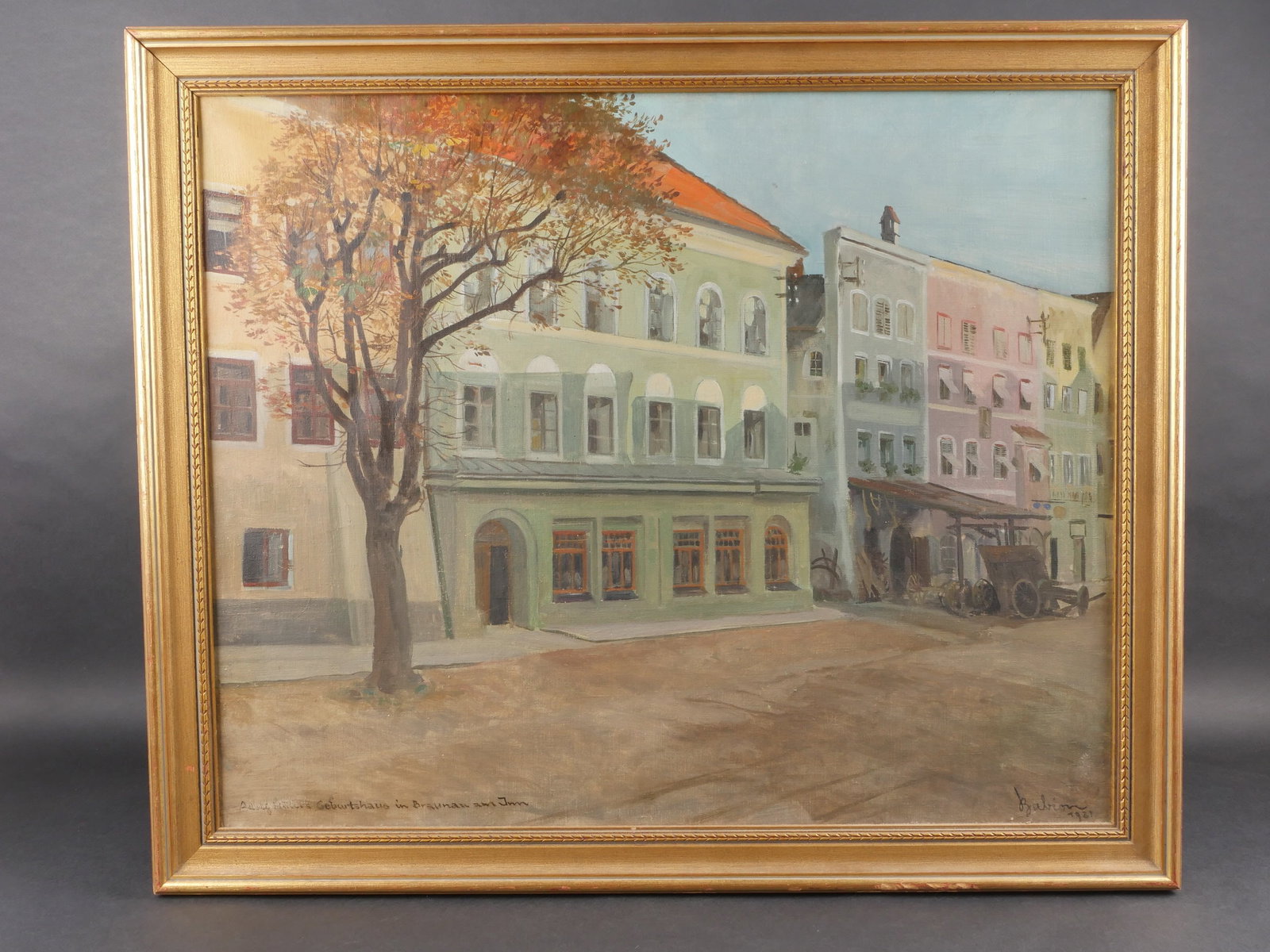 Anton Babion.: Tableau signe Anton Babion (1896–1989) representant la maison natale d’Adolf Hitler a Braunau am Inn. Peinture a l’huile sur toile marquee en bas a gauche « Adolf Hitlers Geburtshaus in Braunau