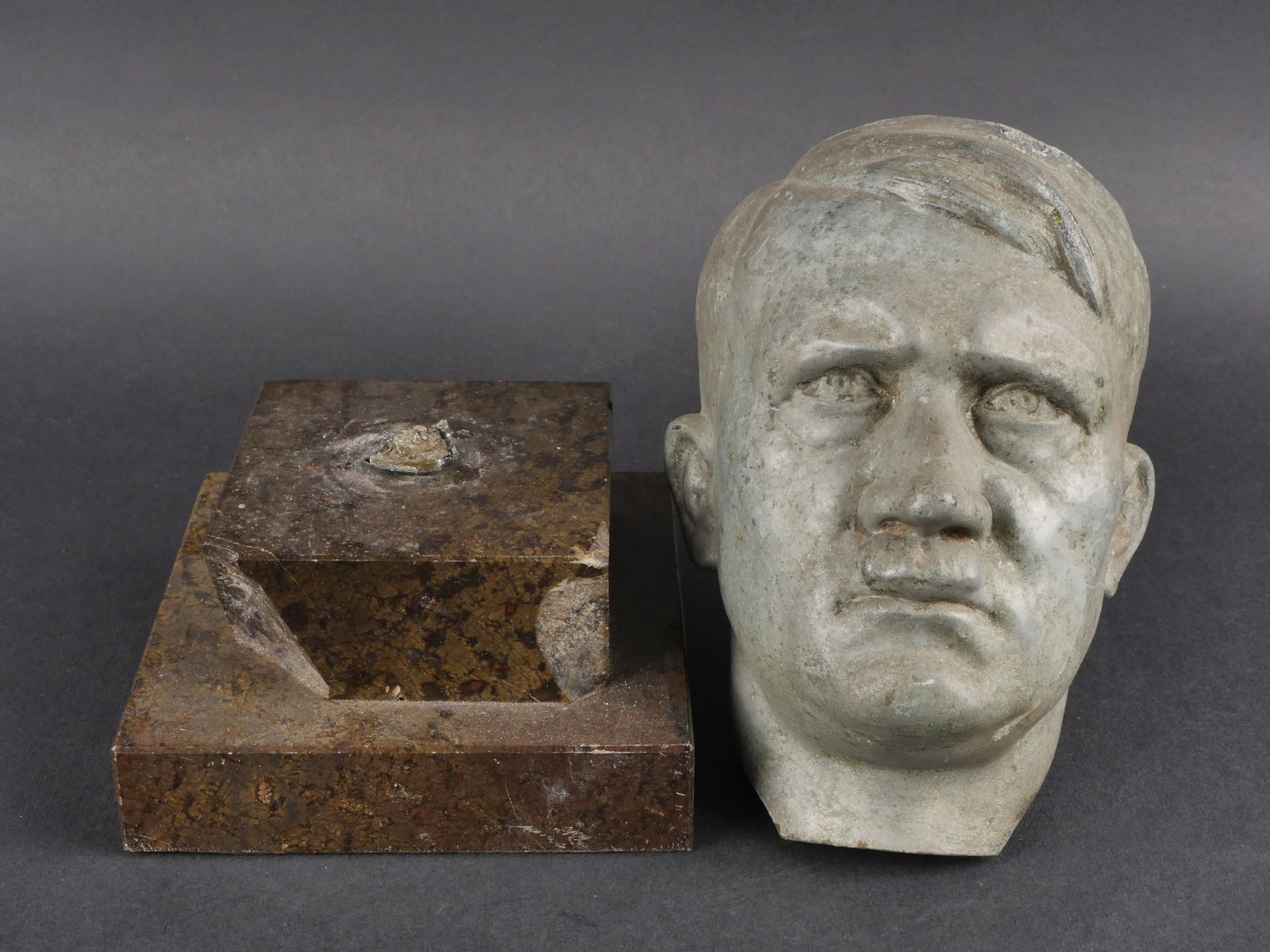 Buste du Chancelier allemand. Bust of the German Chancellor: Buste du Chancelier allemand en fonte, monte sur socle en marbre a deux etages presentant de nombreux eclats. Buste casse a la base. Hauteur totale environ 25 cm. Usure et patine visibles. etat II+. B