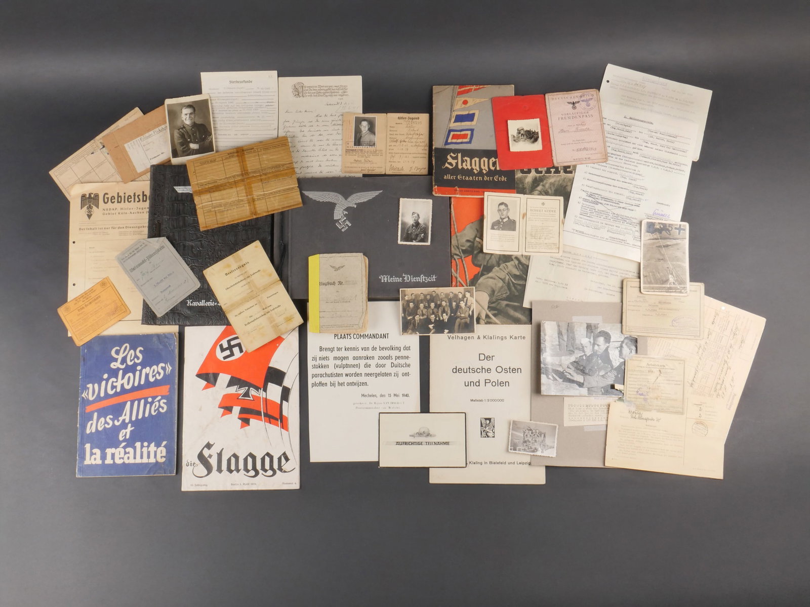 Documents allemand. German documents.: Ensemble de documents allemands comprenant le magazine Die Woche du 20 mai 1942, une affichette neerlandaise du 15 mai 1940, deux cartes postales, divers documents, un album photo Luftwaffe vide, un l