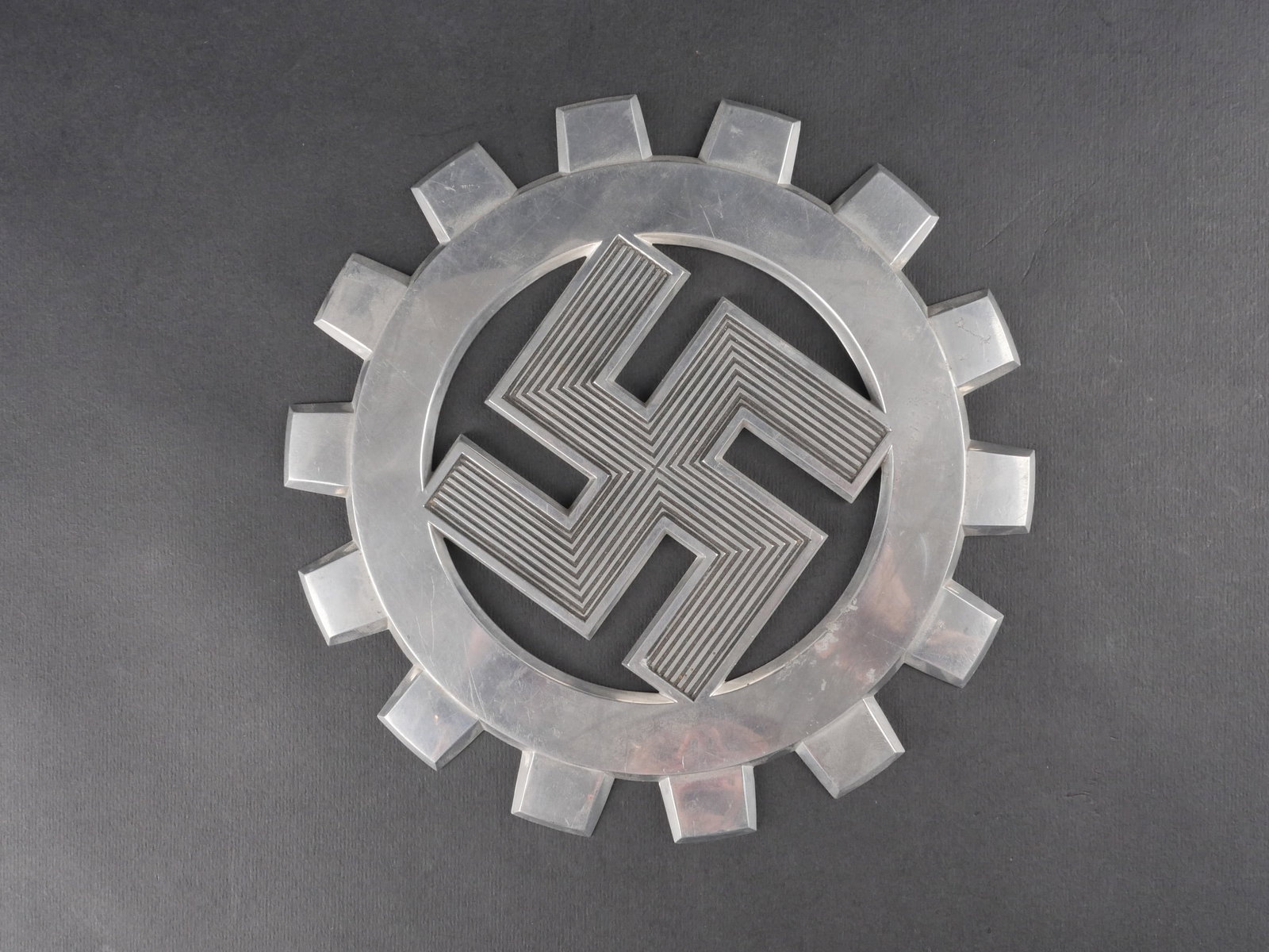 Insigne mural du DAF. DAF Wall Badge.: Insigne mural du DAF. Piece metallique moulee. Fabrication en creux sans marquage visible. Diametre 20 cm. Presente une certaine usure et une patine ancienne. etat II+. DAF wall plaque. Cast metal. Ho